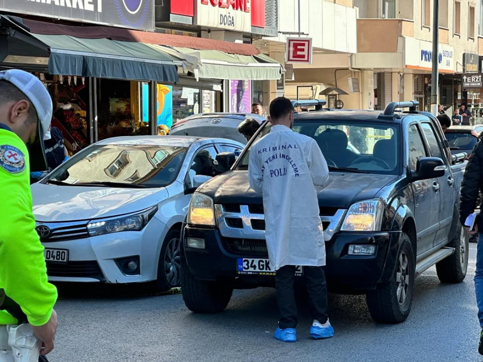 Polise çekiçle saldırdılar: 3 yaralı