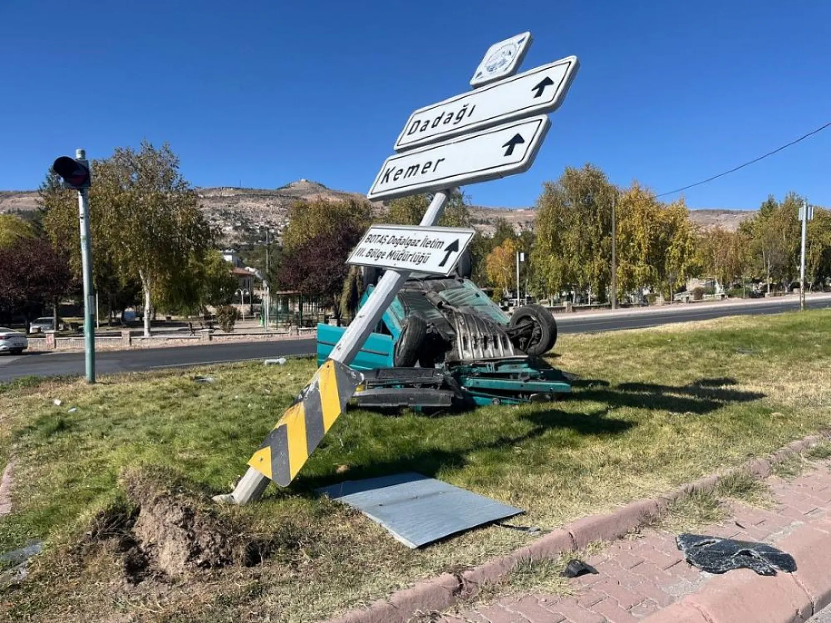 Tırla çarpışan otomobil takla attı: 1'i ağır 4 yaralı