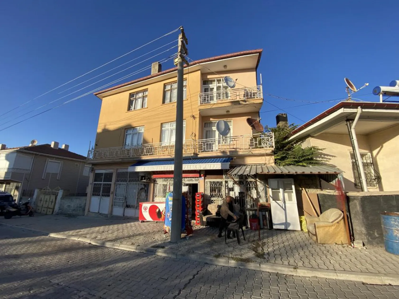 Bebek balkondan düştü, o anlar kamerada