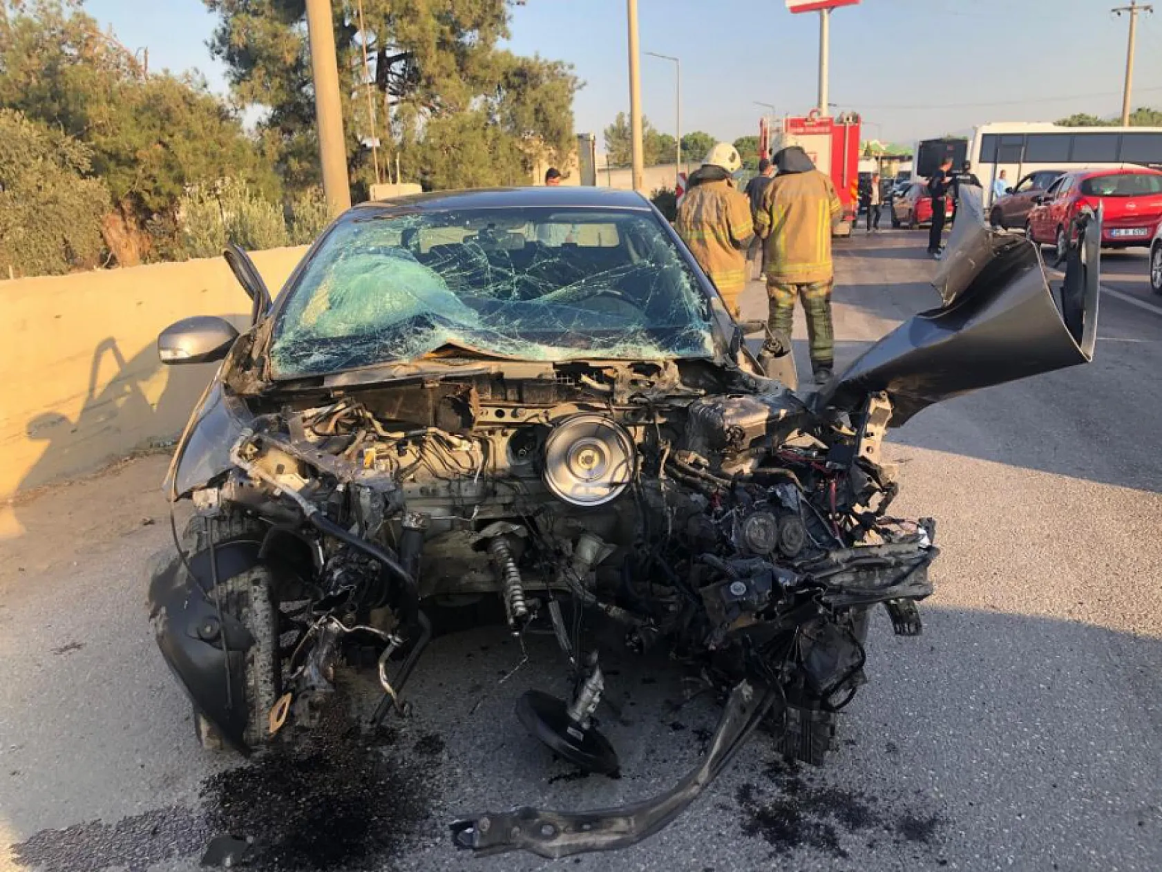 Servis minibüsüyle otomobil kafa kafaya çarpıştı: 1 yaralı