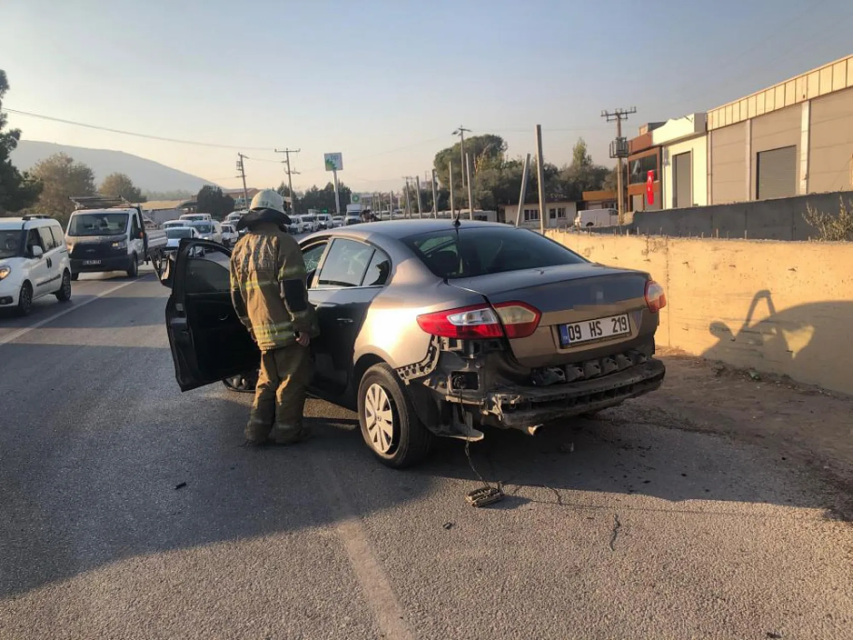 Servis minibüsüyle otomobil kafa kafaya çarpıştı: 1 yaralı