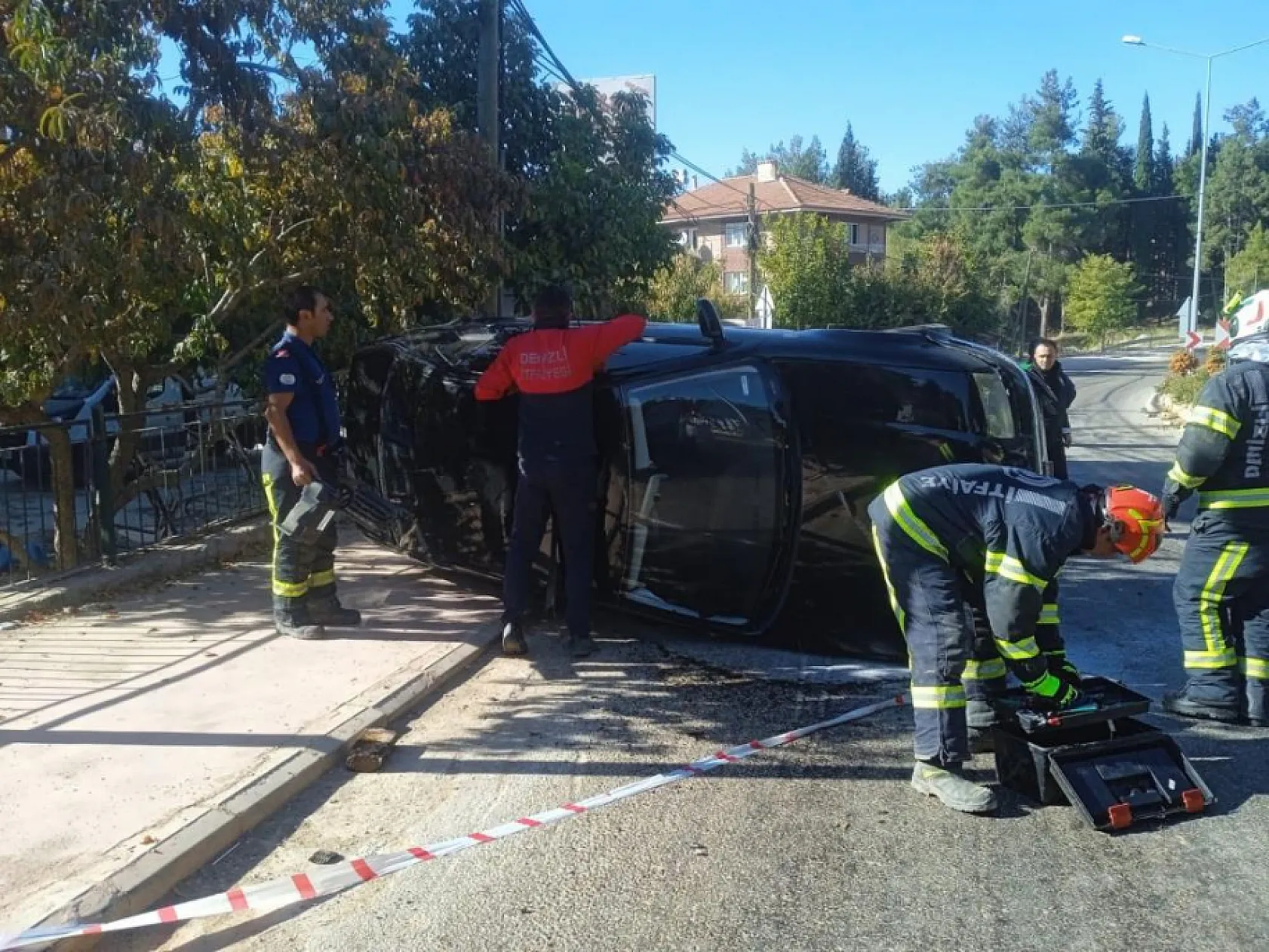 Refüje çarpan otomobil yan yattı 2 yaralı