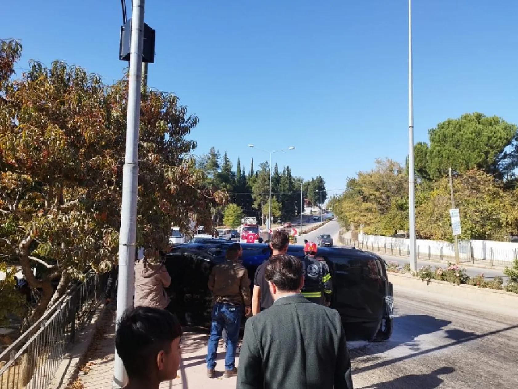 Refüje çarpan otomobil yan yattı 2 yaralı