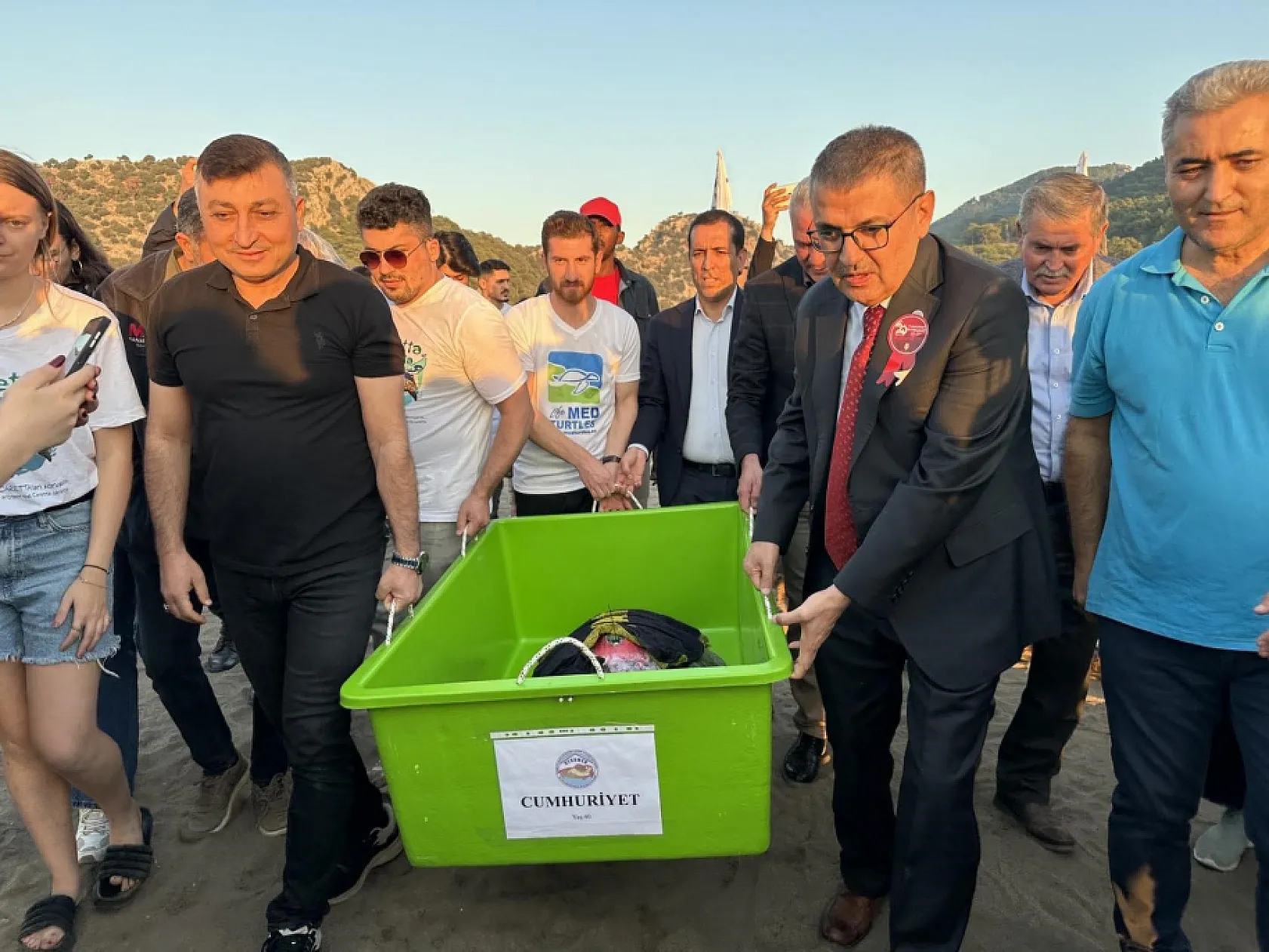 Tedavileri tamamlanan Carettalar denize kavuştu