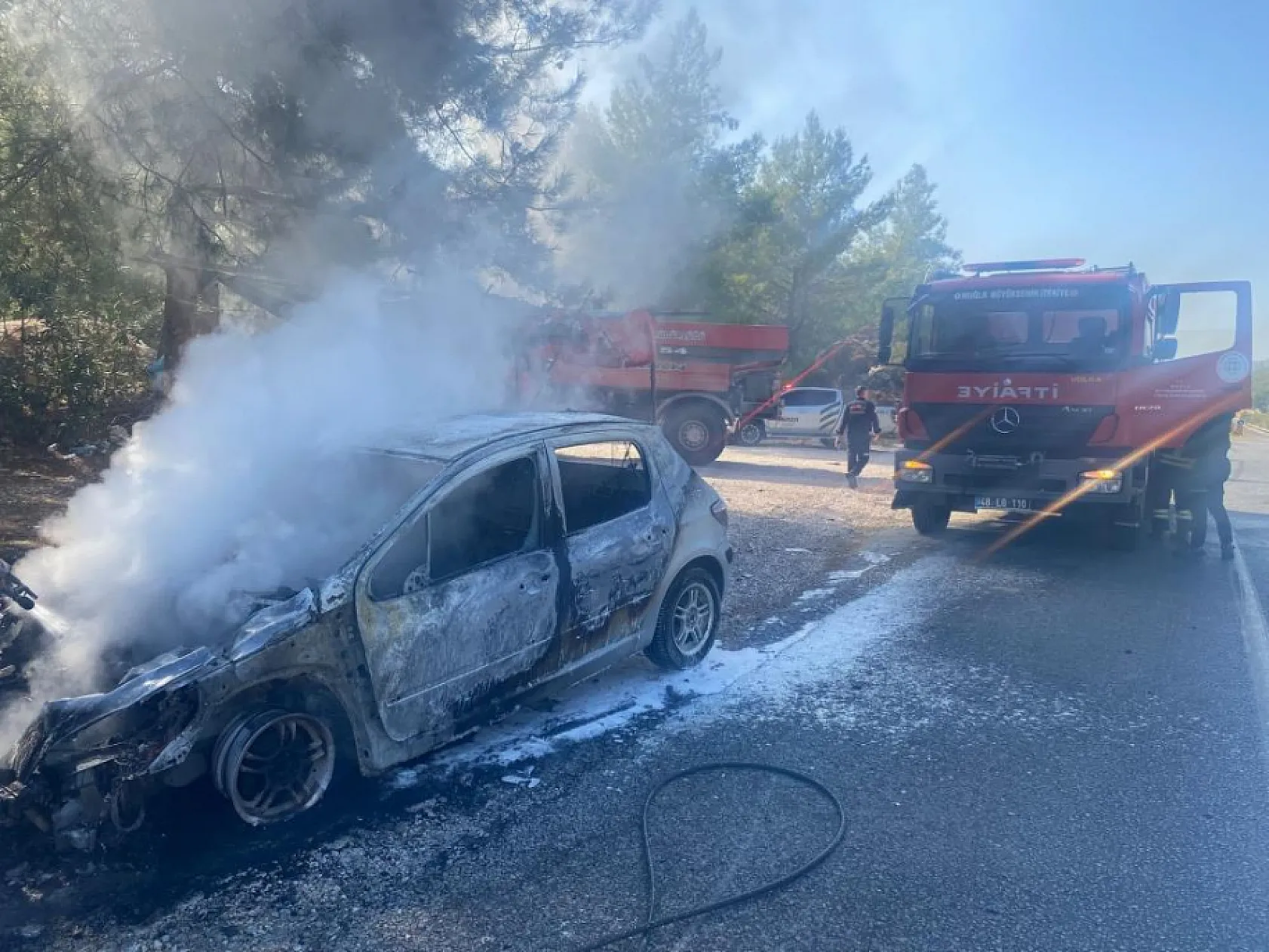 Muğla'daki yangında otomobil küle döndü