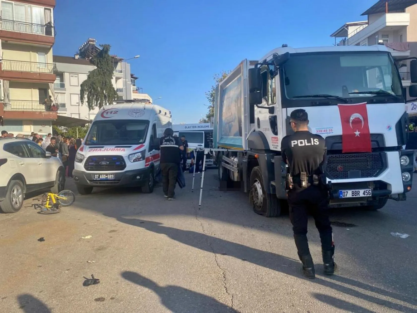 Bisikletiyle düşüp çöp kamyonunun altında kalan 11 yaşındaki çocuk hayatını kaybetti