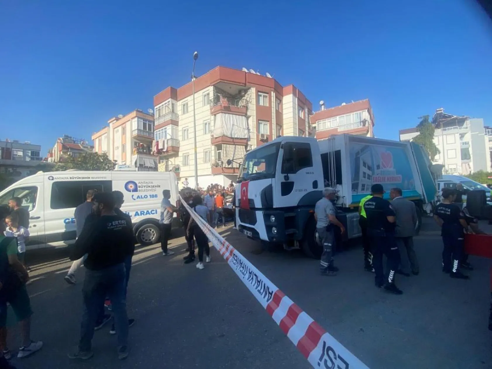 Bisikletiyle düşüp çöp kamyonunun altında kalan 11 yaşındaki çocuk hayatını kaybetti