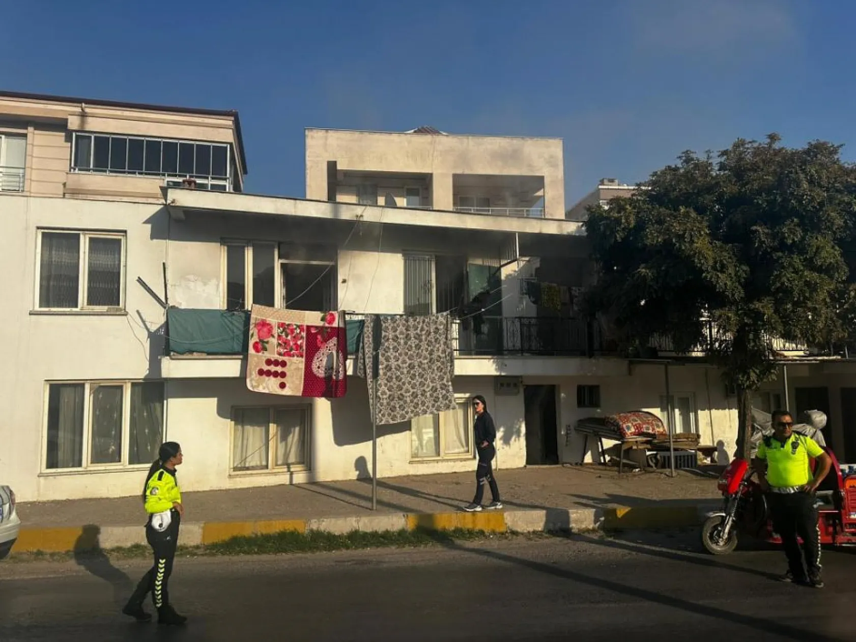 Muğla'da trafik polisleri yangının büyümesini önledi