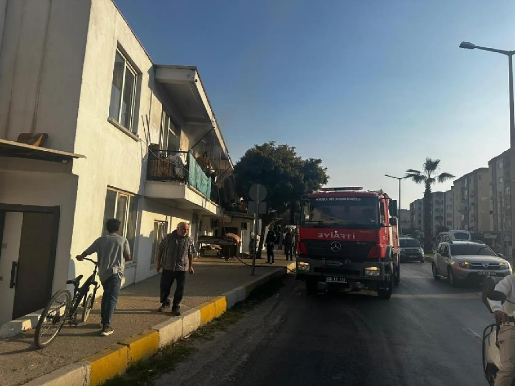 Muğla'da trafik polisleri yangının büyümesini önledi