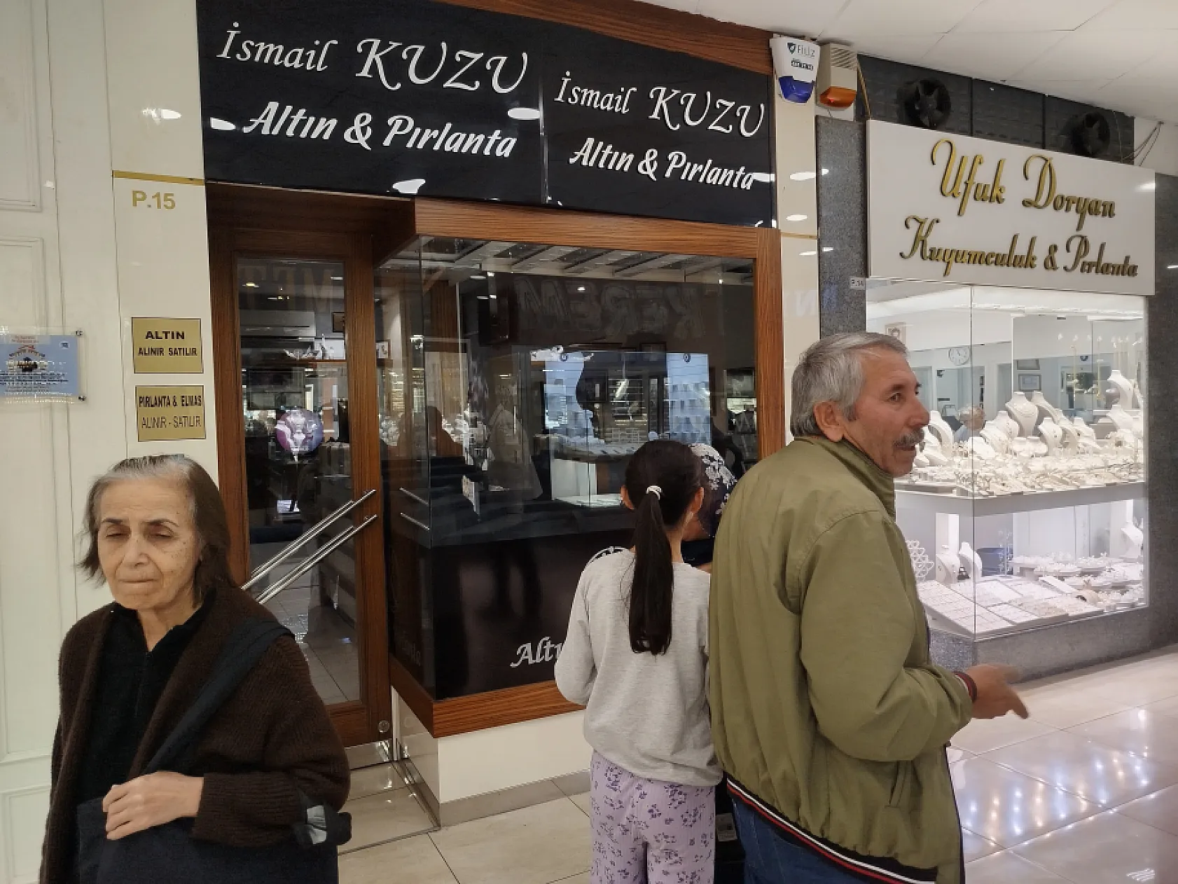 Vatandaşlardan emanet altın alan kuyumcu kayıplara karıştı
