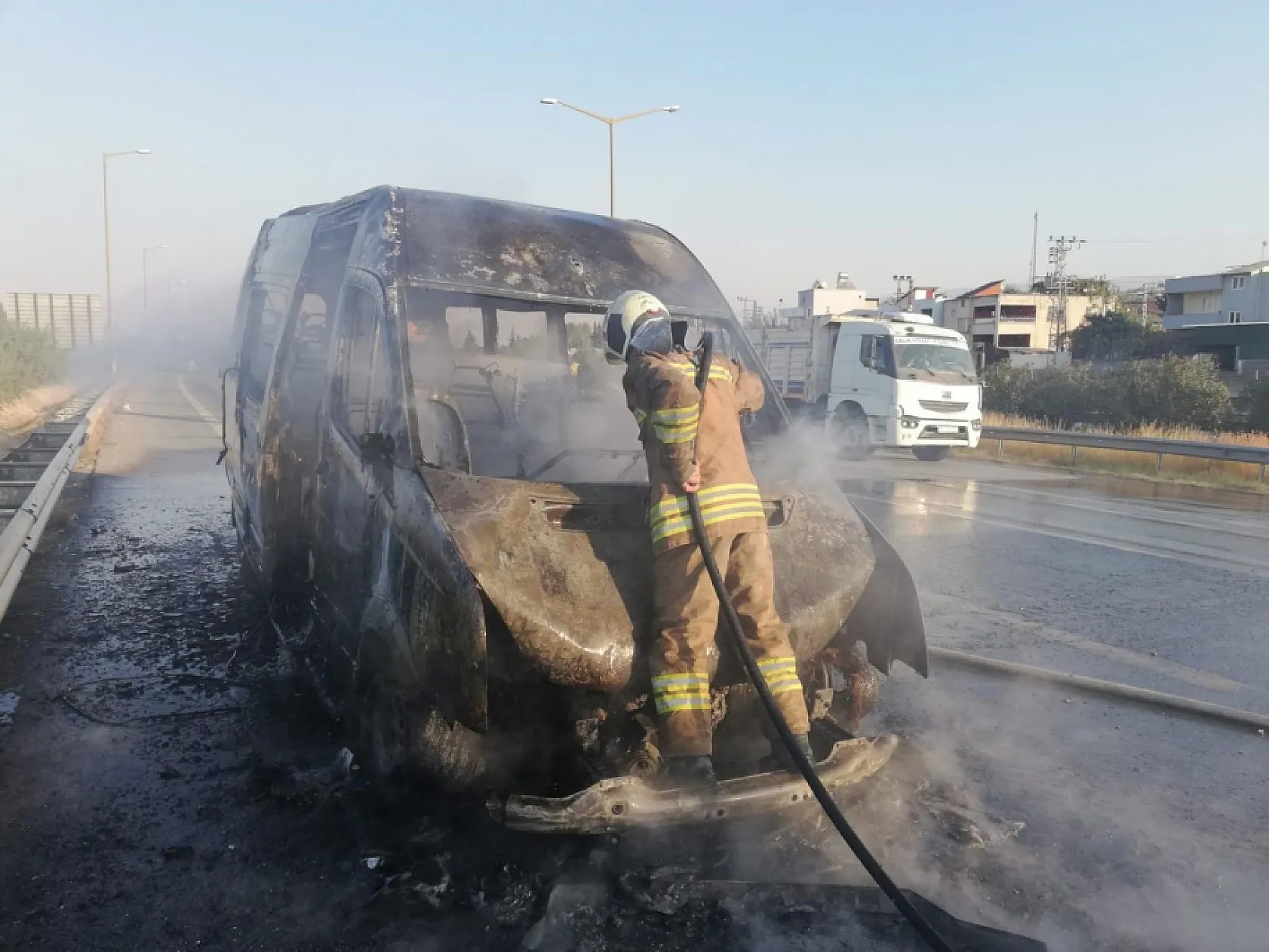 Seyir halindeki minibüs alevlere teslim oldu