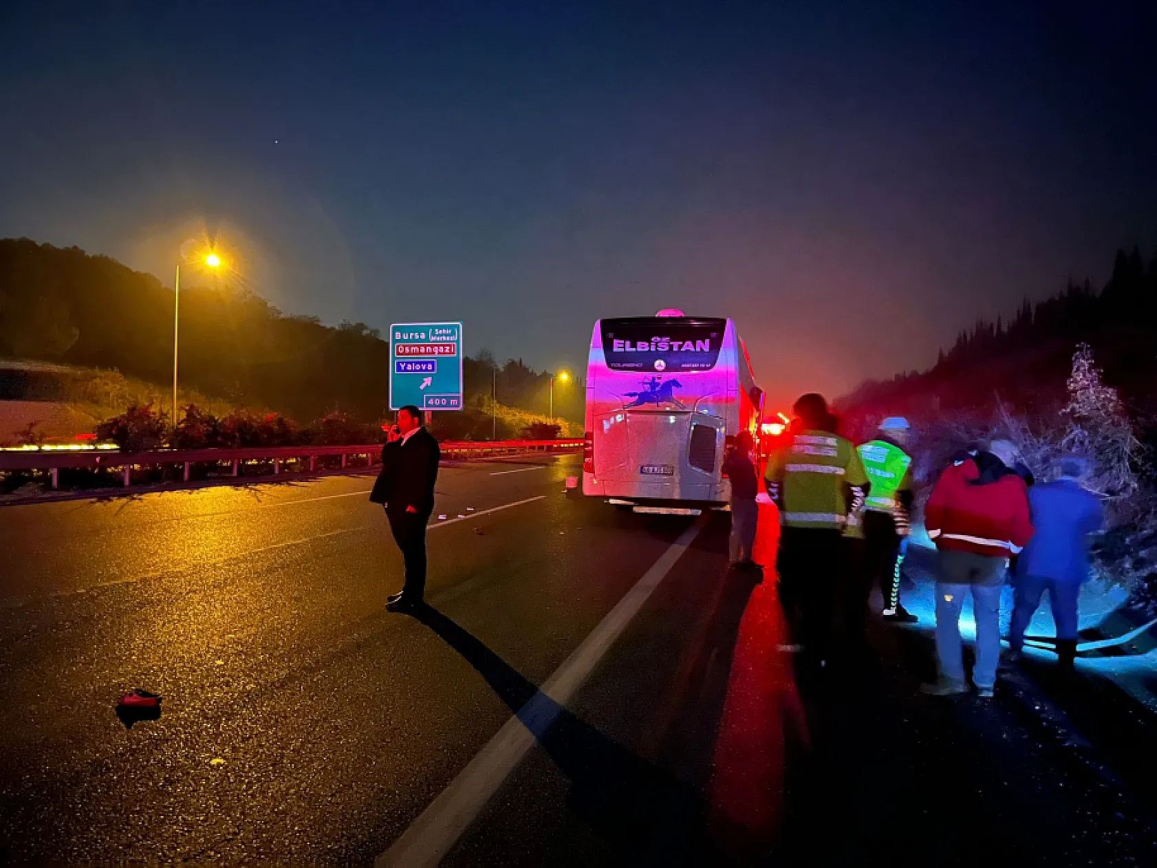 Otobanda yolun karşısına geçmek isteyen kadına otobüs çarptı: 1 ölü