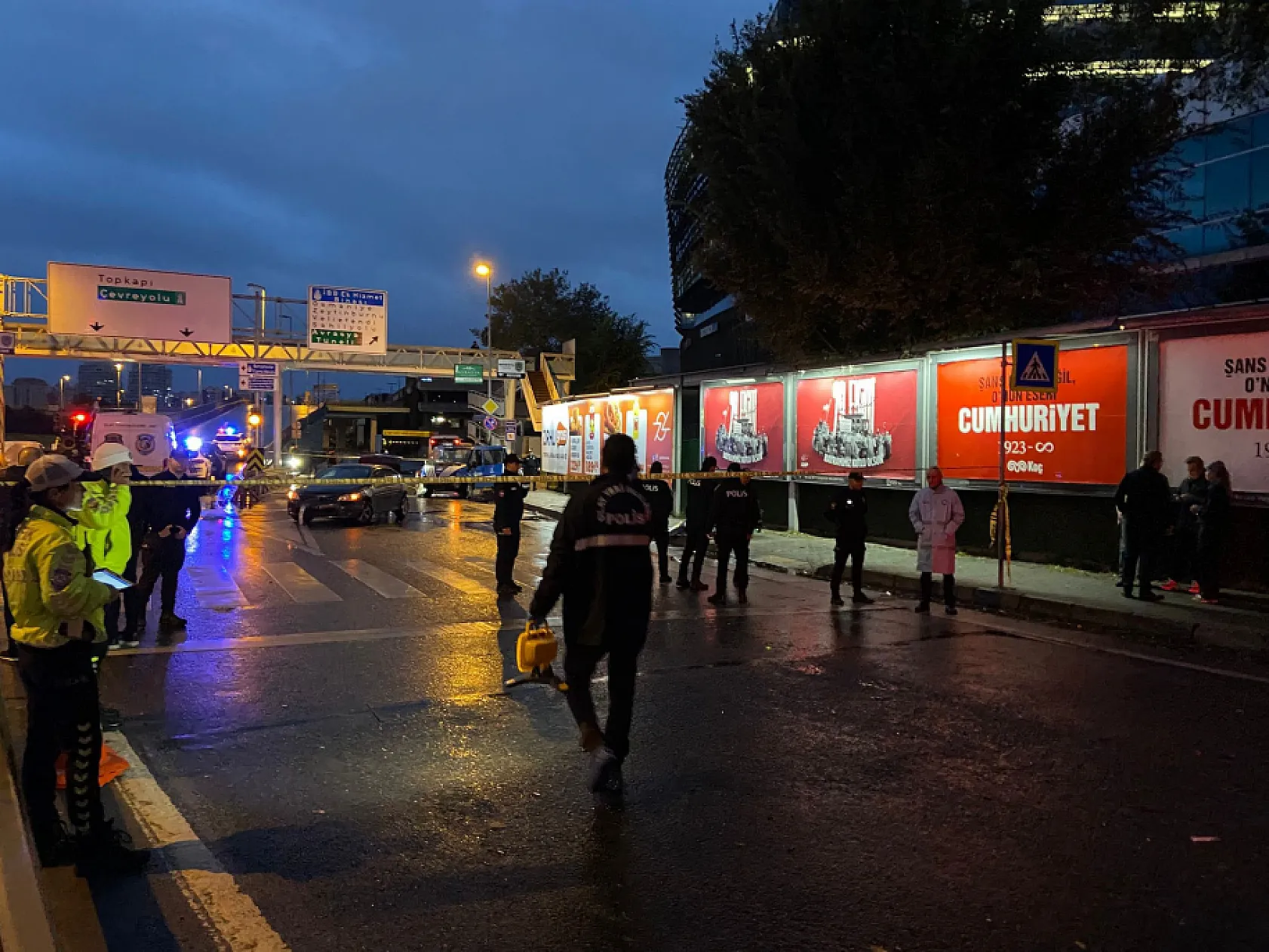 Trafik kazasına müdahale eden polis ekiplerinin arasına İETT otobüsü daldı, 1 polis şehit oldu