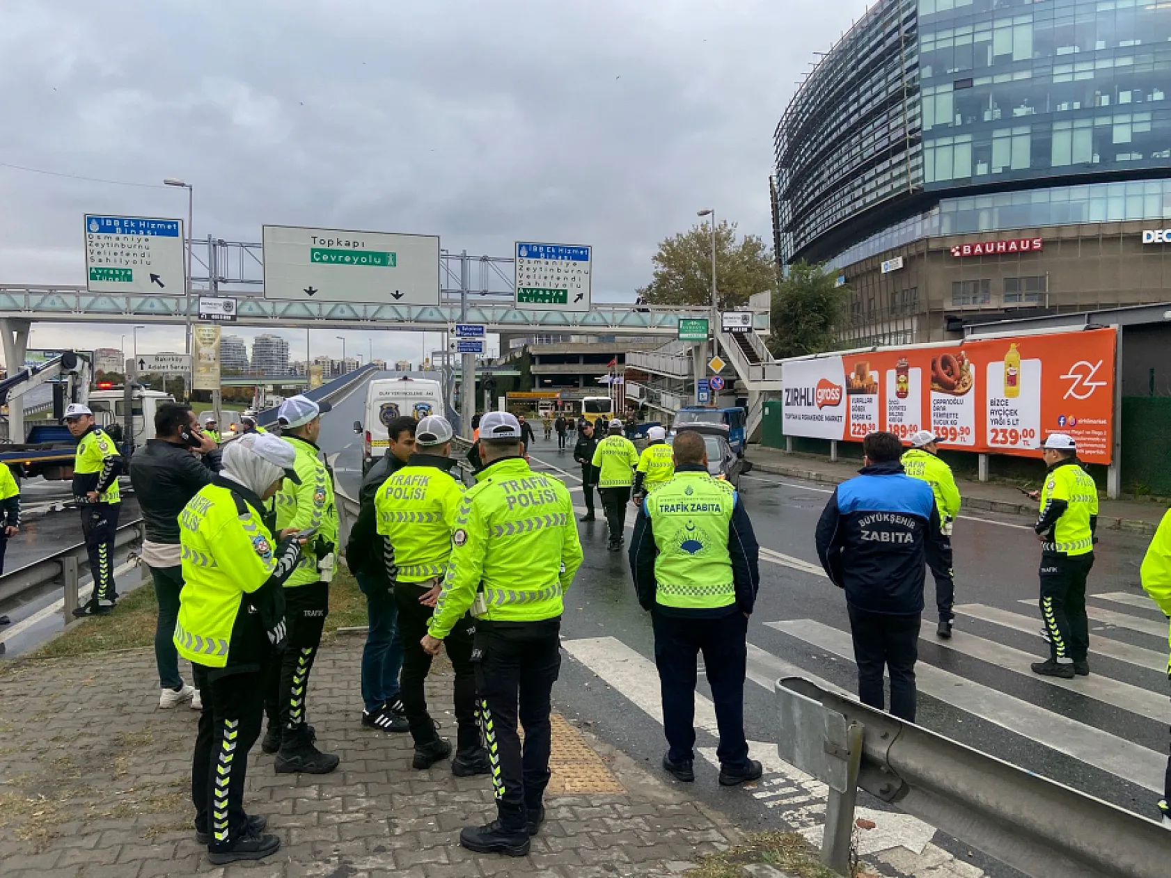 Trafik kazasına müdahale eden polis ekiplerinin arasına İETT otobüsü daldı, 1 polis şehit oldu