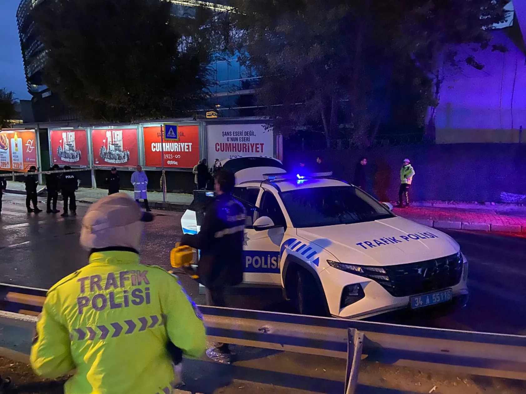Trafik kazasına müdahale eden polis ekiplerinin arasına İETT otobüsü daldı, 1 polis şehit oldu