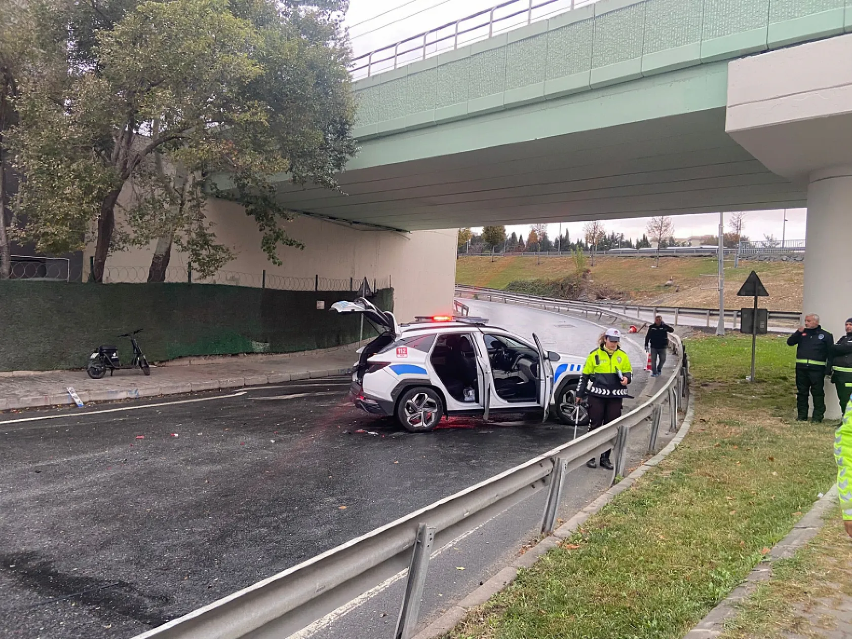 Trafik kazasına müdahale eden polis ekiplerinin arasına İETT otobüsü daldı, 1 polis şehit oldu