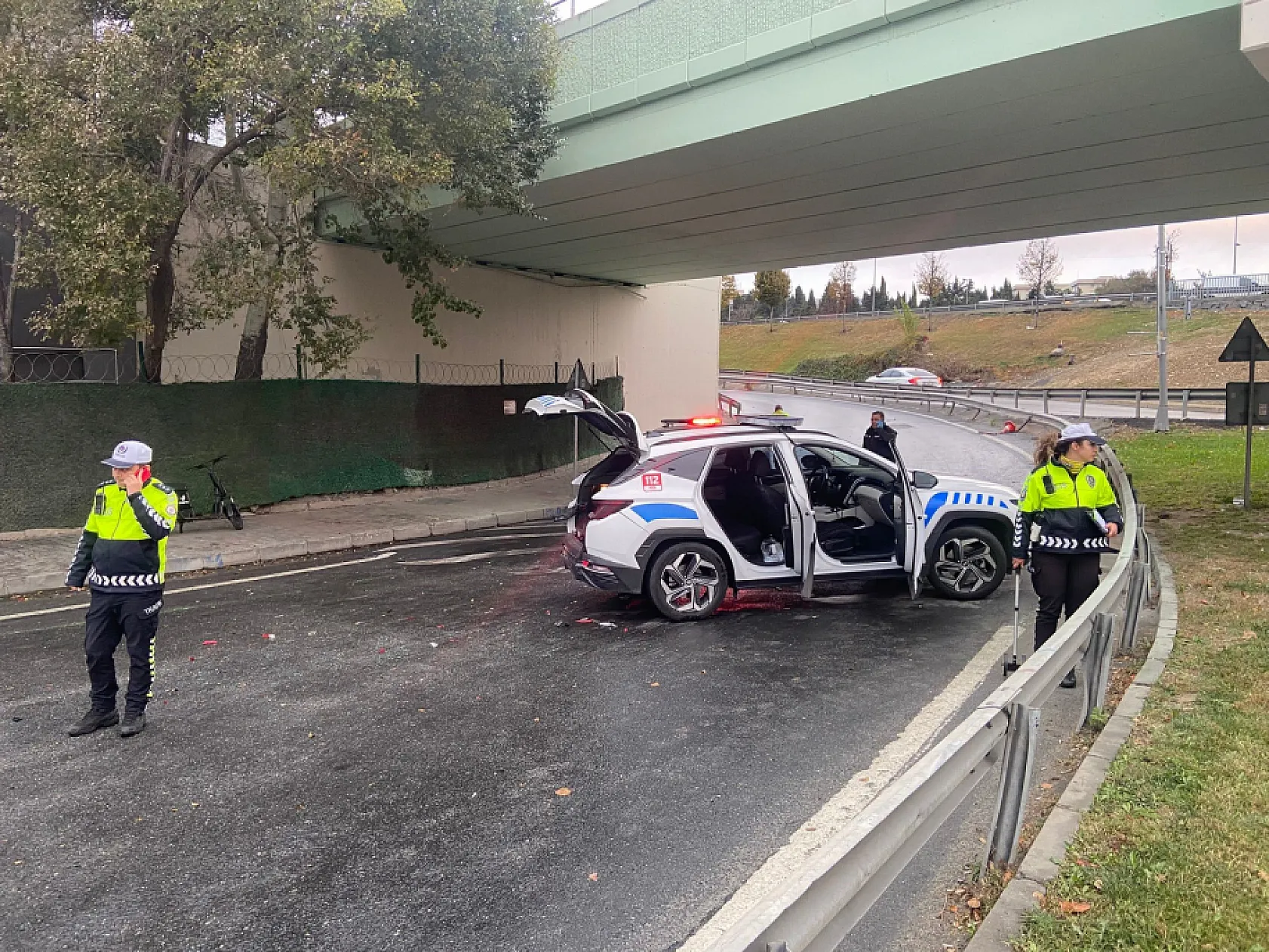 Trafik kazasına müdahale eden polis ekiplerinin arasına İETT otobüsü daldı, 1 polis şehit oldu