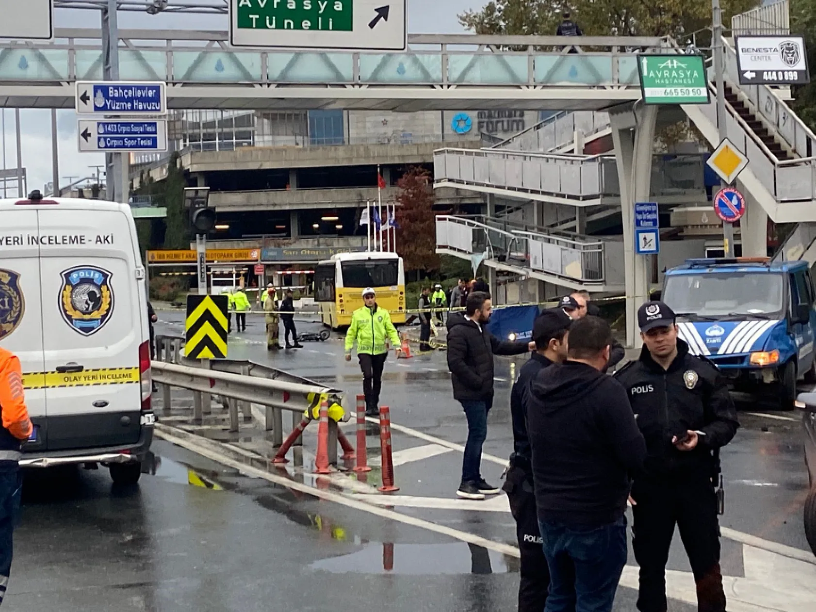 Trafik kazasına müdahale eden polis ekiplerinin arasına İETT otobüsü daldı, 1 polis şehit oldu