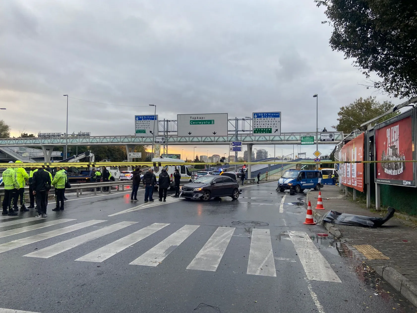 Trafik kazasına müdahale eden polis ekiplerinin arasına İETT otobüsü daldı, 1 polis şehit oldu
