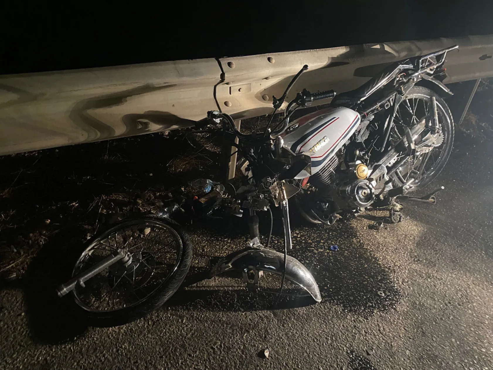 Yol ortasına bırakılan motosiklet kazaya sebep oldu