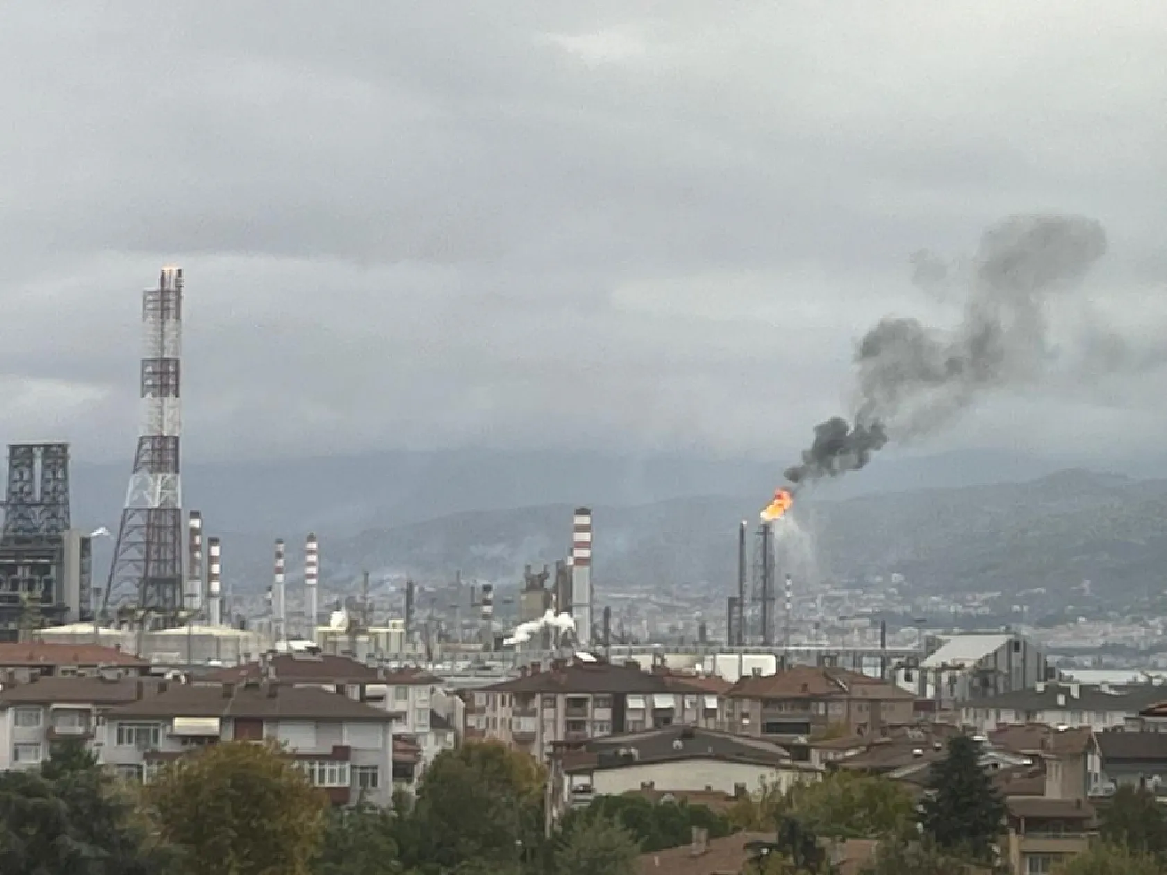 Rafineride patlama: 12 yaralı