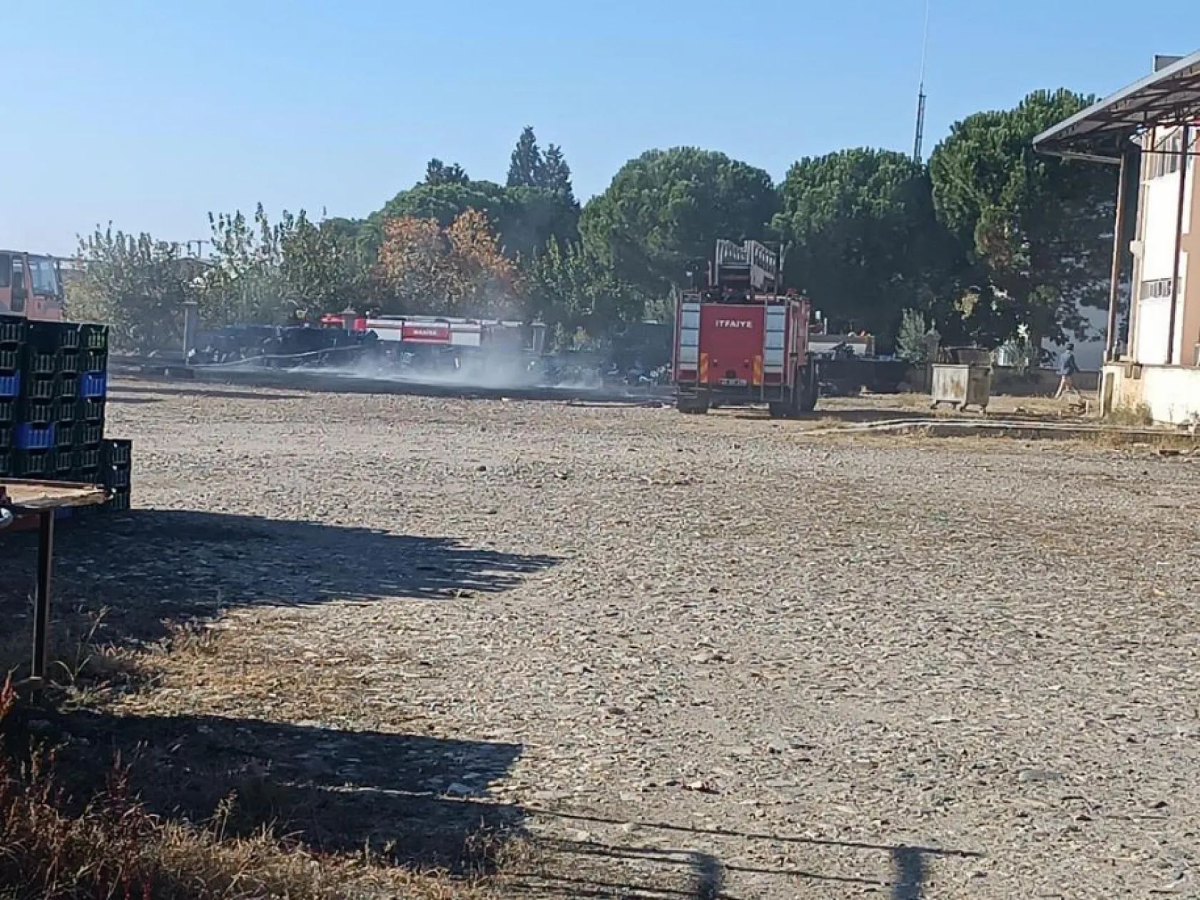 Yanan plastik kasaların dumanından etkilenen bir kişi öldü