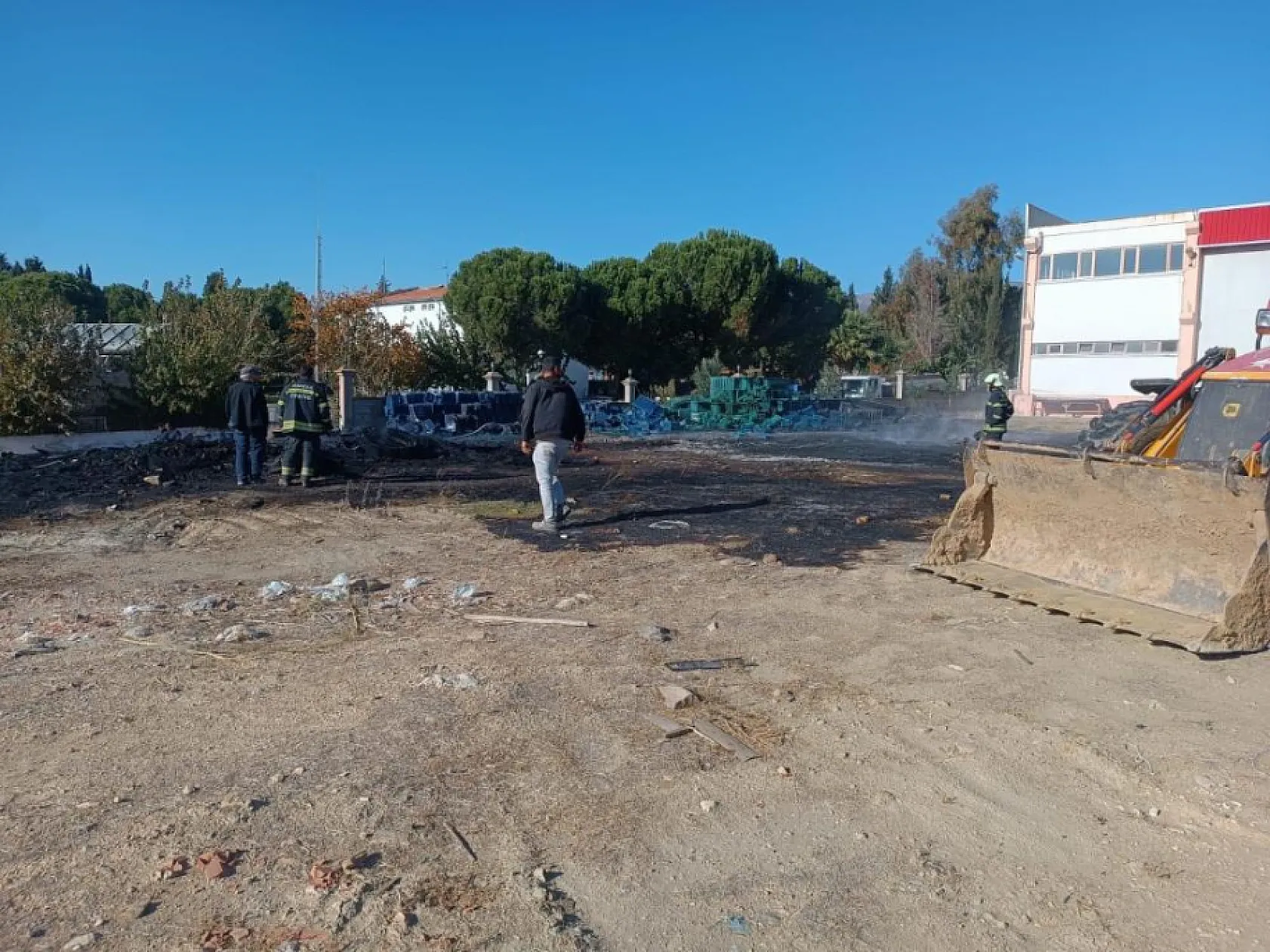 Yanan plastik kasaların dumanından etkilenen bir kişi öldü