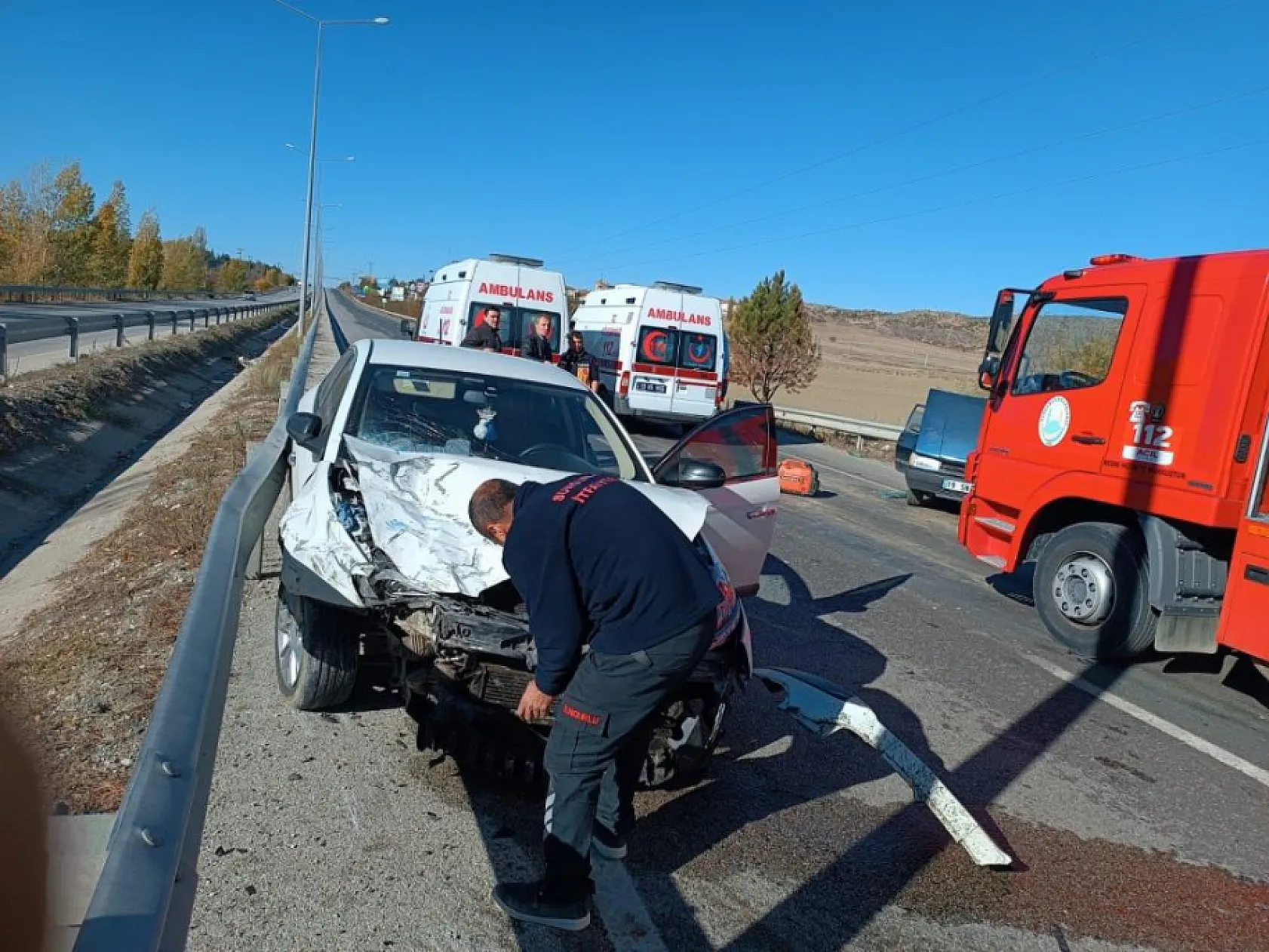 İki otomobil çarpıştı: 3 yaralı