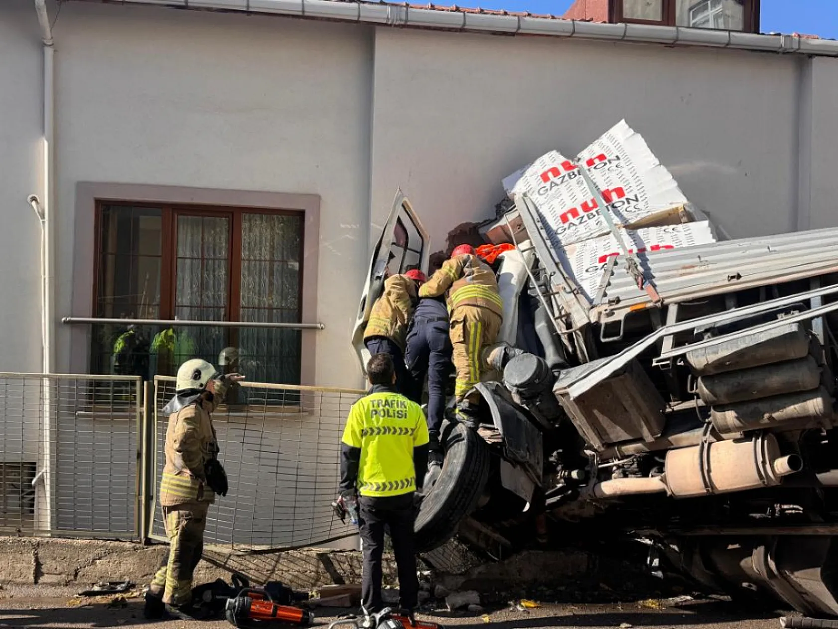 Kontrolden çıkan tır eve girdi: 1 yaralı