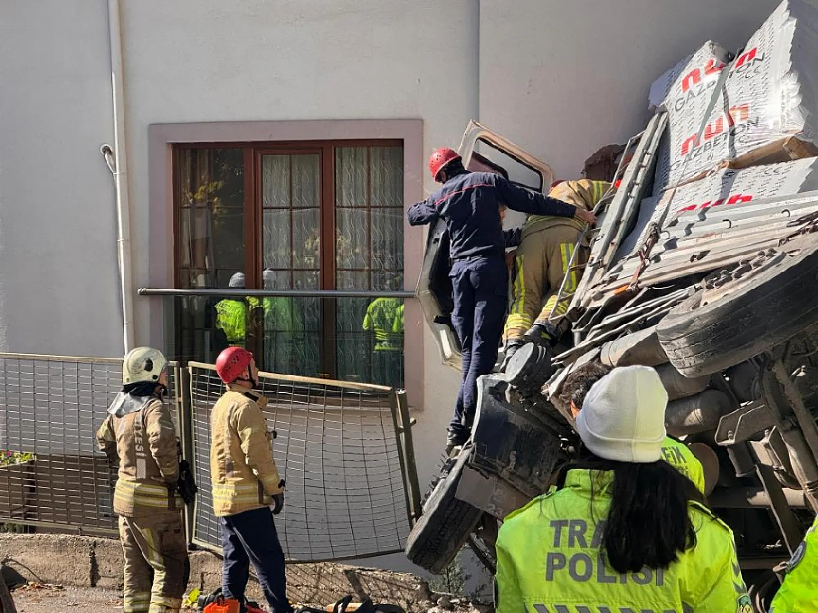 Kontrolden çıkan tır eve girdi: 1 yaralı