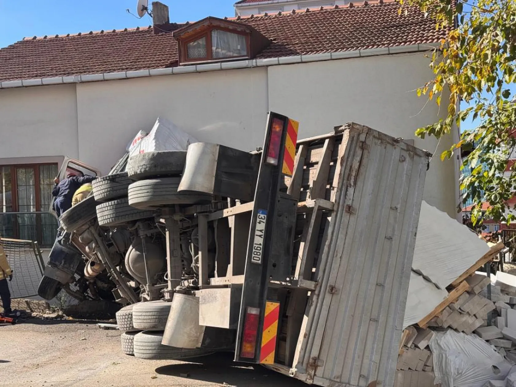Kontrolden çıkan tır eve girdi: 1 yaralı