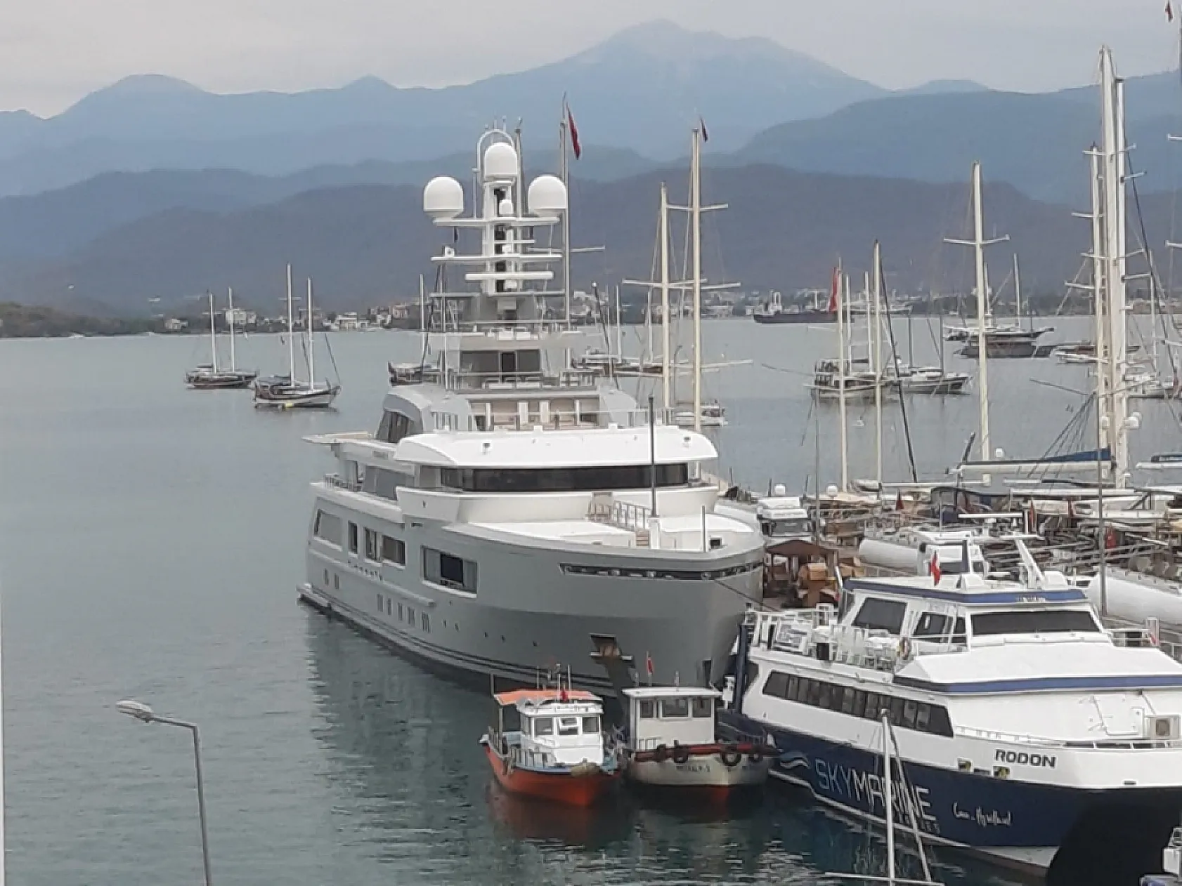 Mega yat 'Cloudbreak' Fethiye'de 135 bin litre yakıt aldı