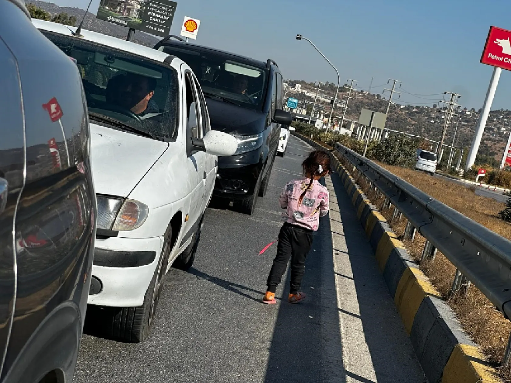 Karayolunda dilendirilen küçük çocukları adeta ölümle dans ettiriyorlar