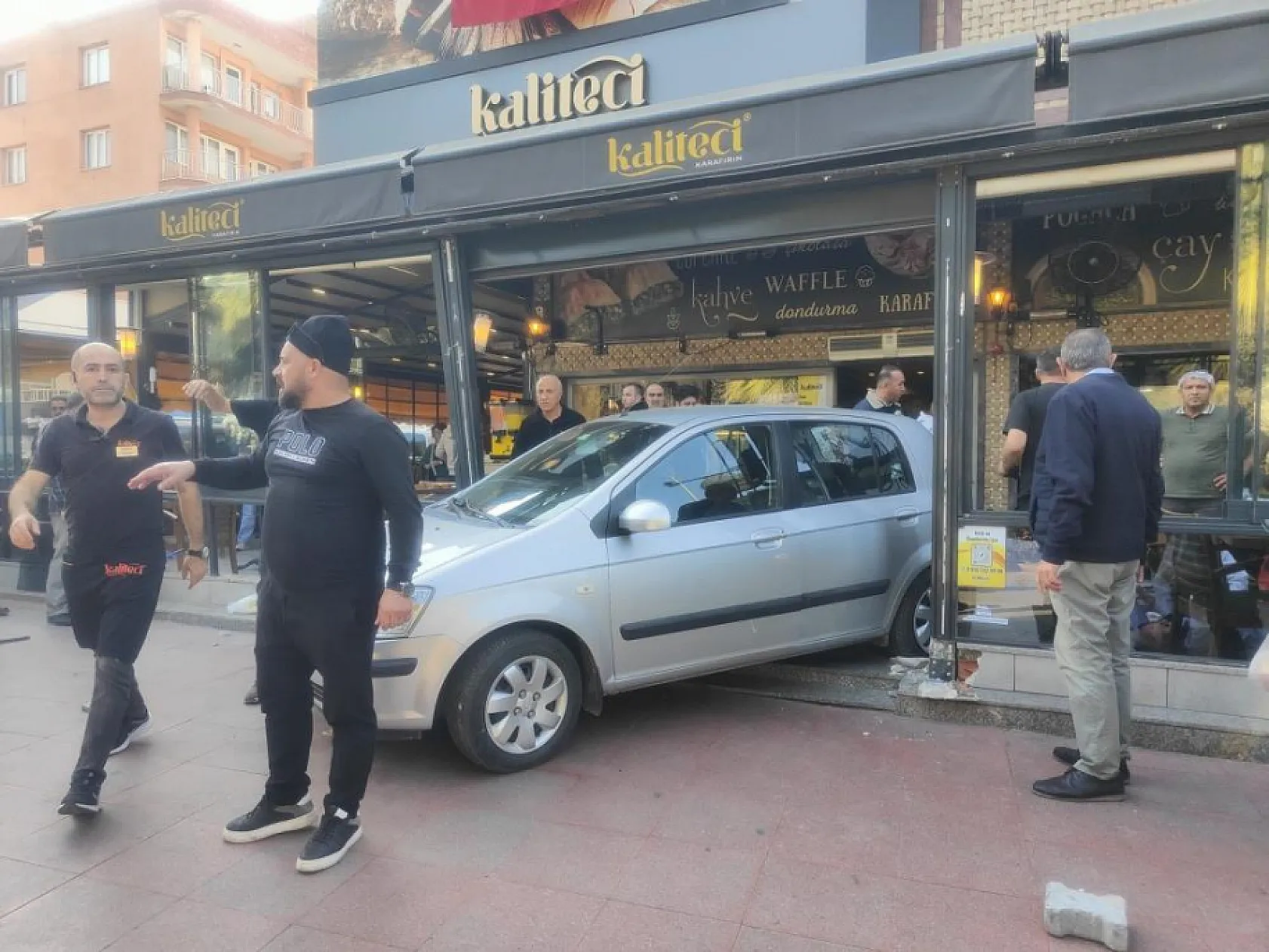 Kafeye dalan otomobilin altında kalan kadın hayatını kaybetti