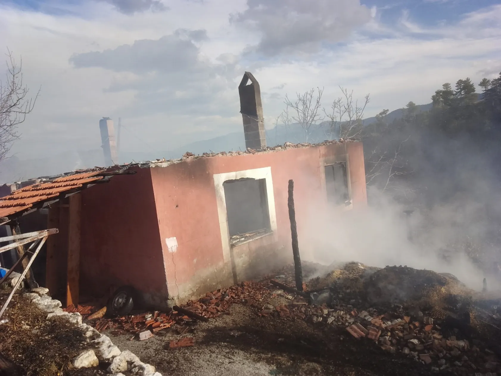 Otları yakmak isterken evi yandı: Yaşlı adam yaralandı