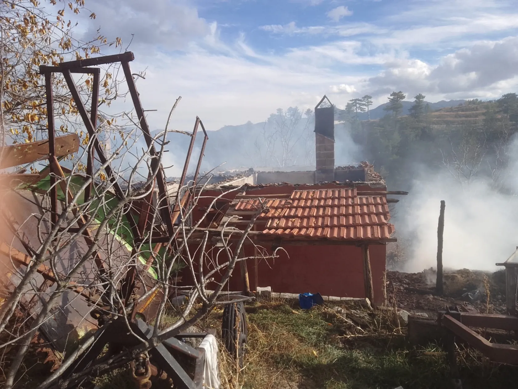Otları yakmak isterken evi yandı: Yaşlı adam yaralandı