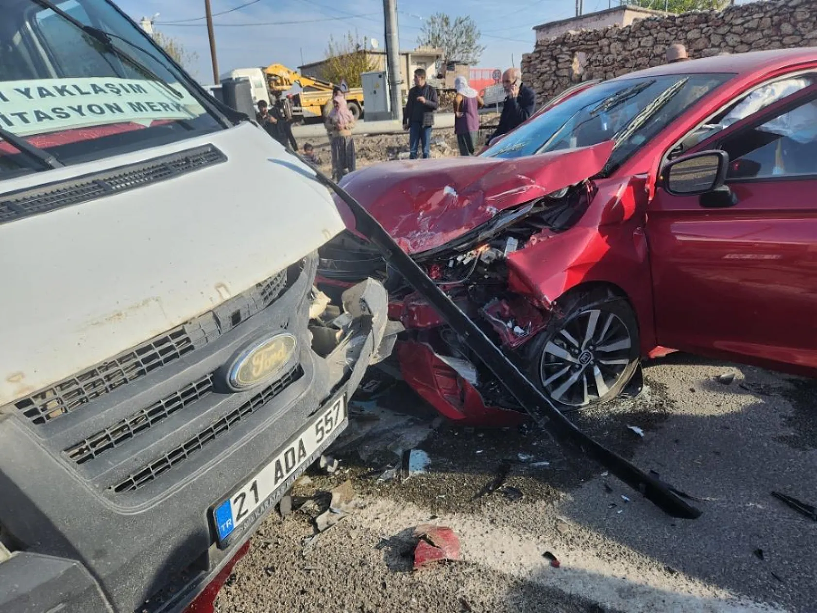 Rehabilitasyon servisi ile otomobil çarpıştı: 4'ü çocuk 13 yaralı