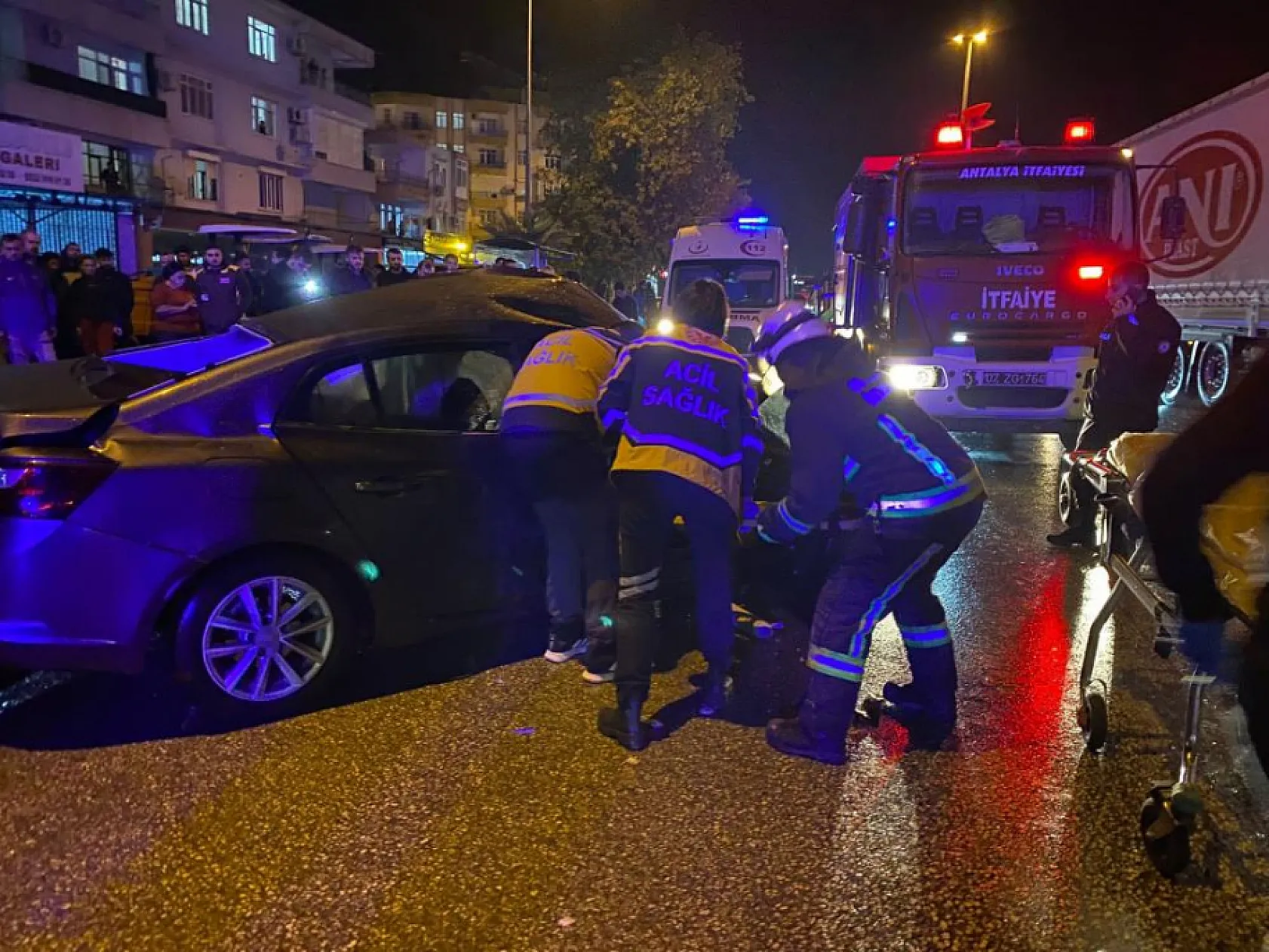 Tur otobüsü otomobille çarpıştı: 20 yaşındaki sürücü hayatını kaybetti