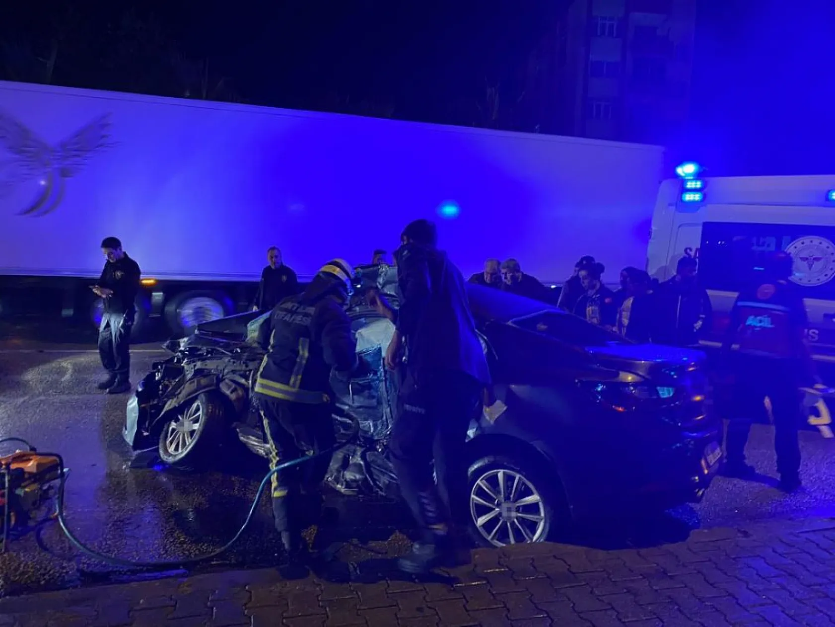 Tur otobüsü otomobille çarpıştı: 20 yaşındaki sürücü hayatını kaybetti