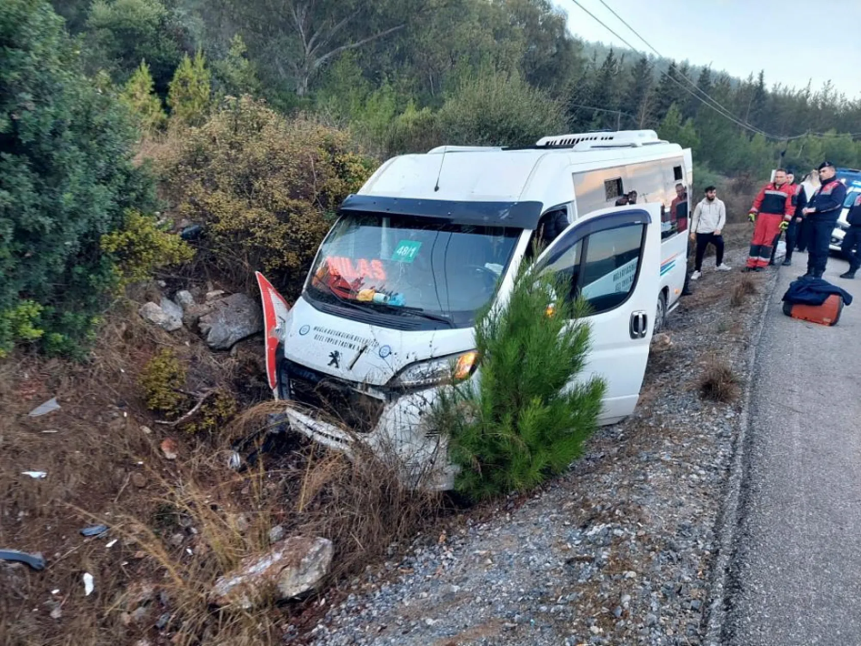 Bodrum'da minibüs şarampole girdi: 8 yaralı