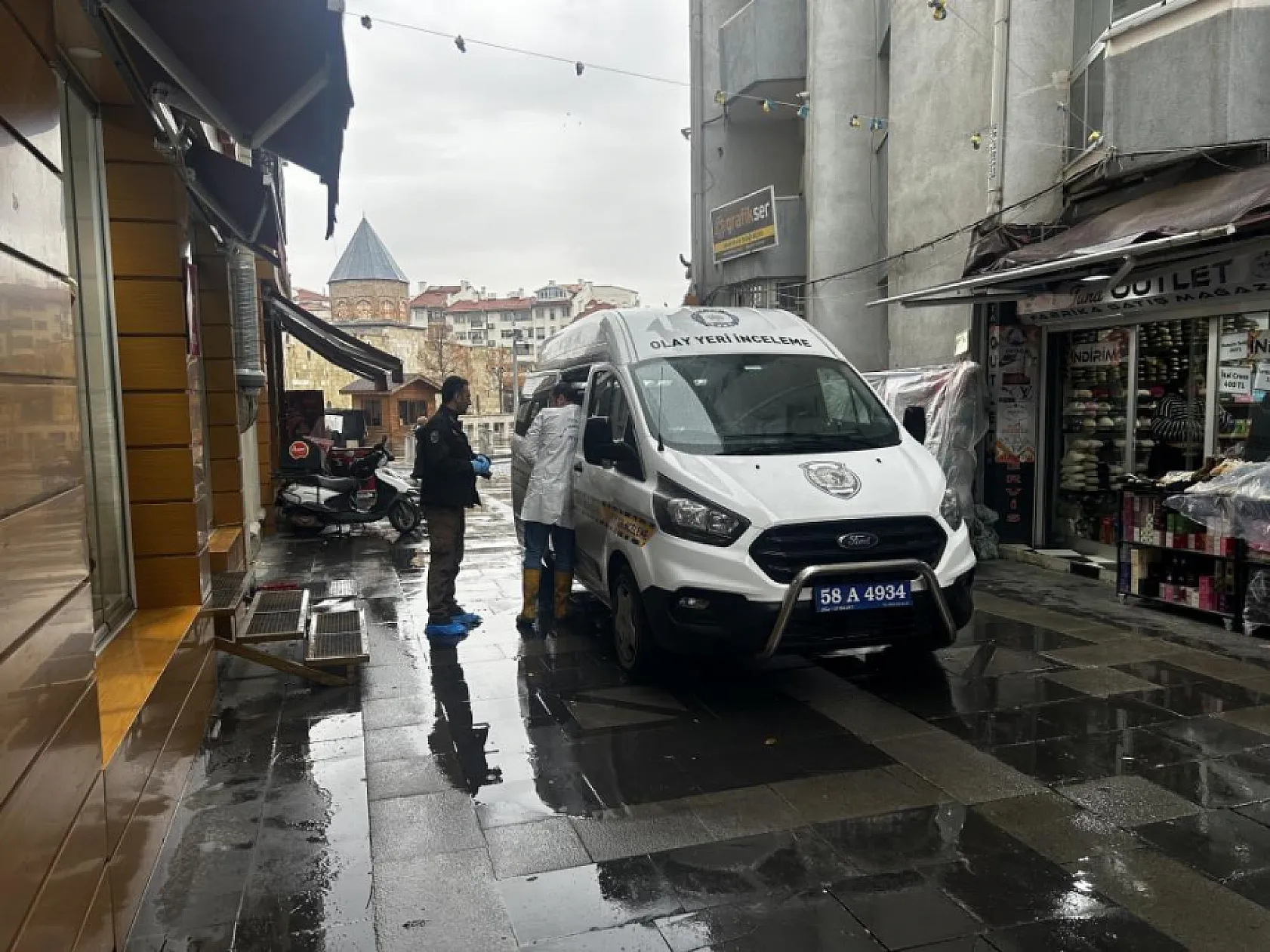 Dershane çatısında yangın: Öğretmen ölü olarak bulundu