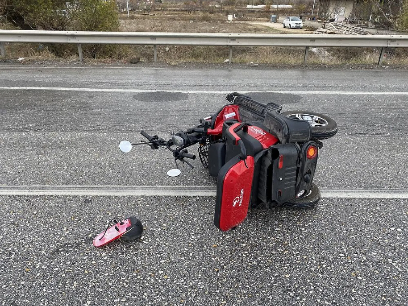 Otomobil üç tekerlekli elektrikli bisiklete çarptı: 1 ağır yaralı