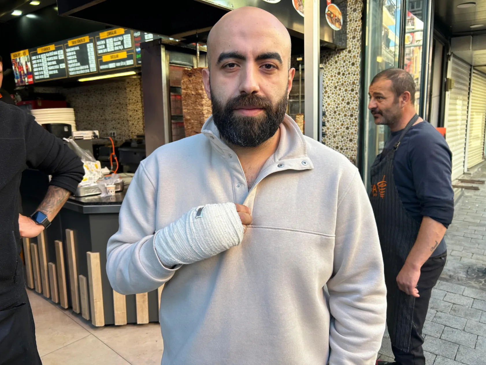 Yolda yürüyen genç kıza tekme attı, esnaftan meydan dayağı yedi