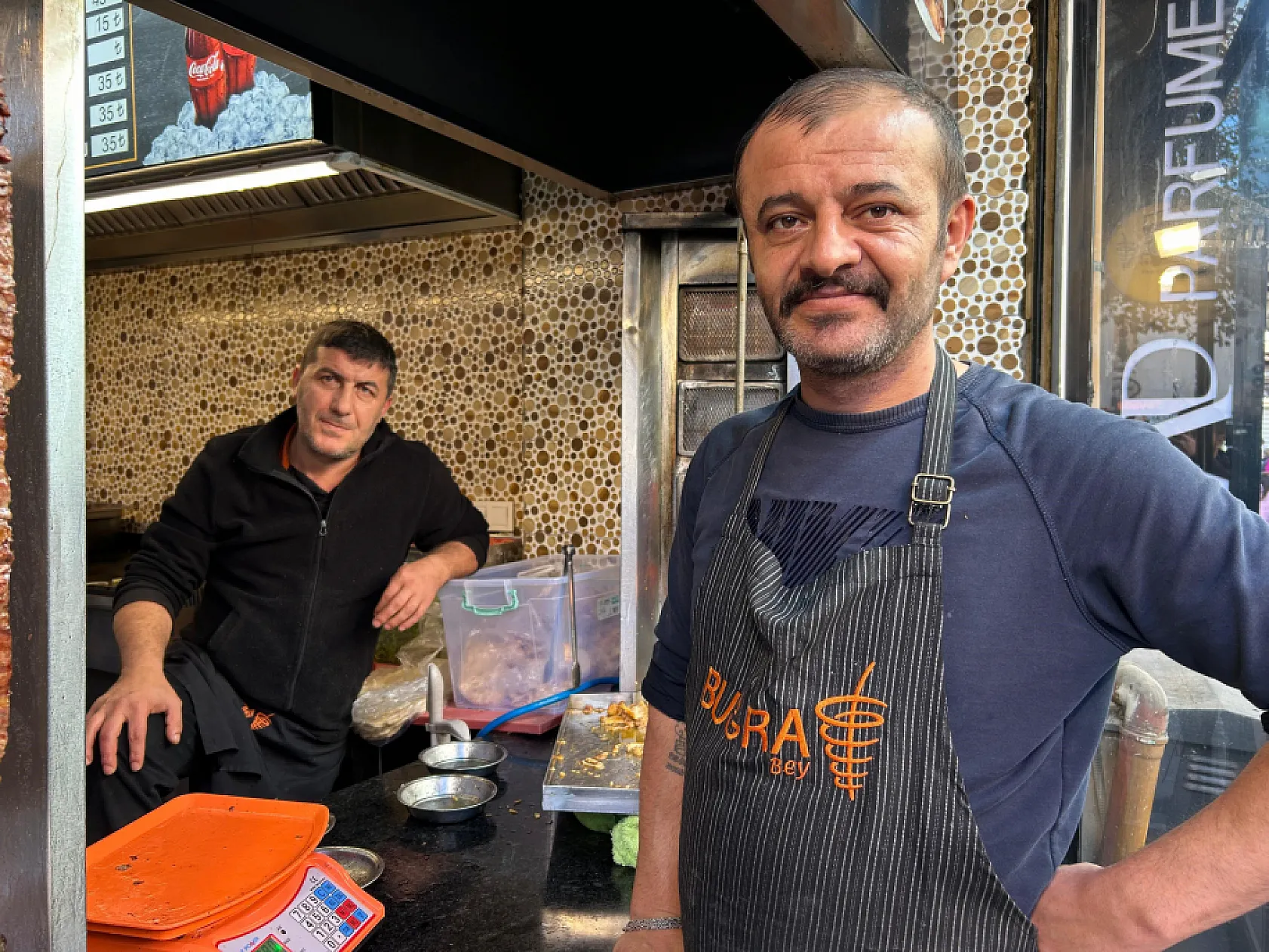 Yolda yürüyen genç kıza tekme attı, esnaftan meydan dayağı yedi