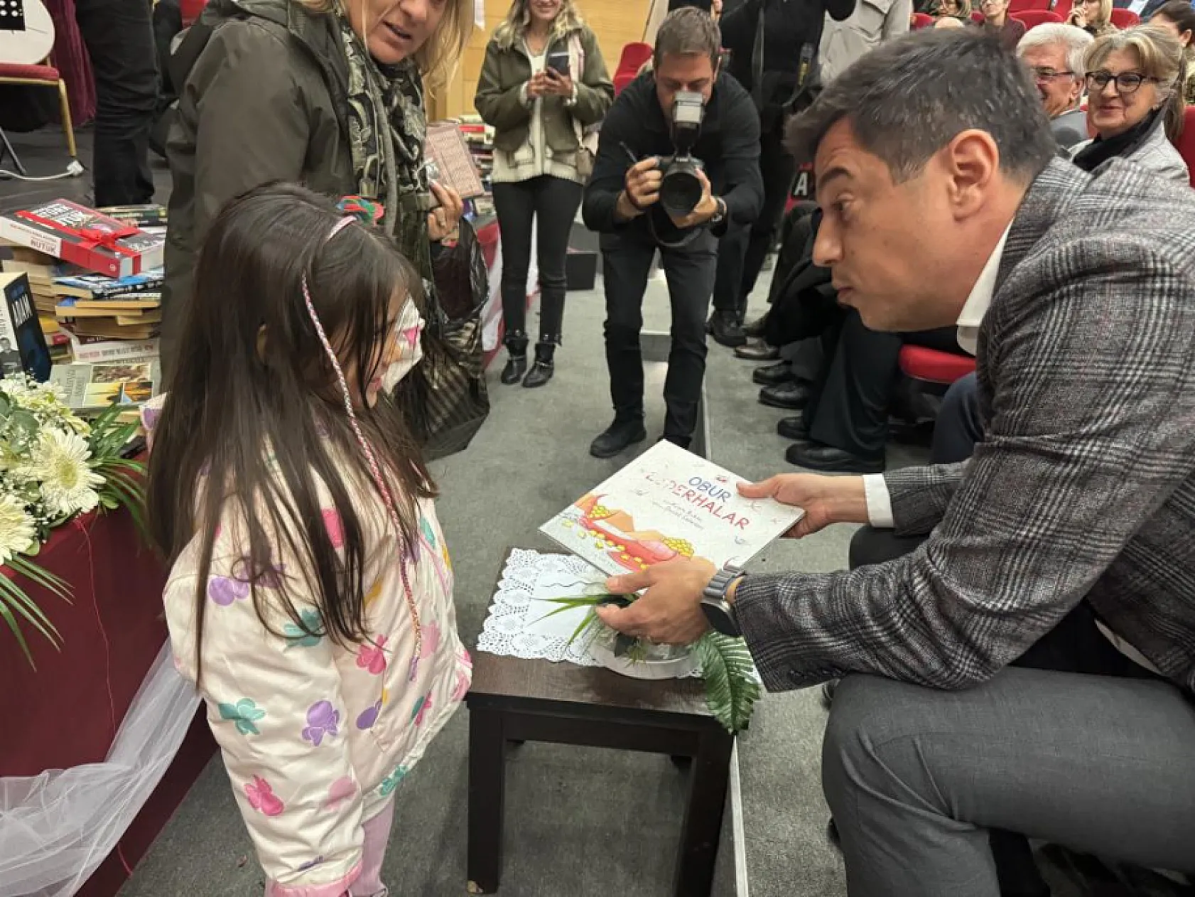 Bu konsere biletle değil, kitapla girdiler