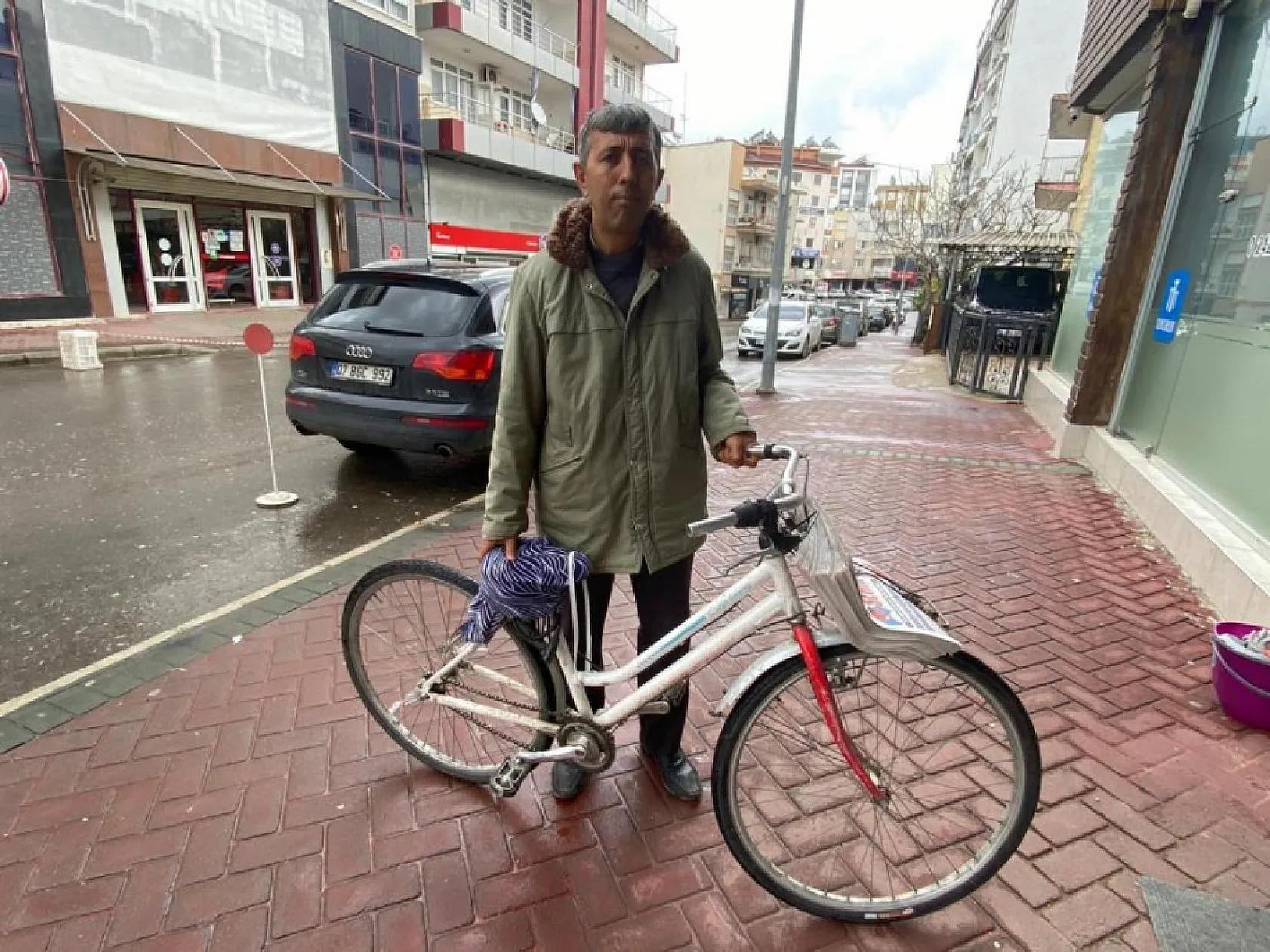 Yolun karşısına geçmeye çalışırken otomobil çarpıp metrelerce sürükledi