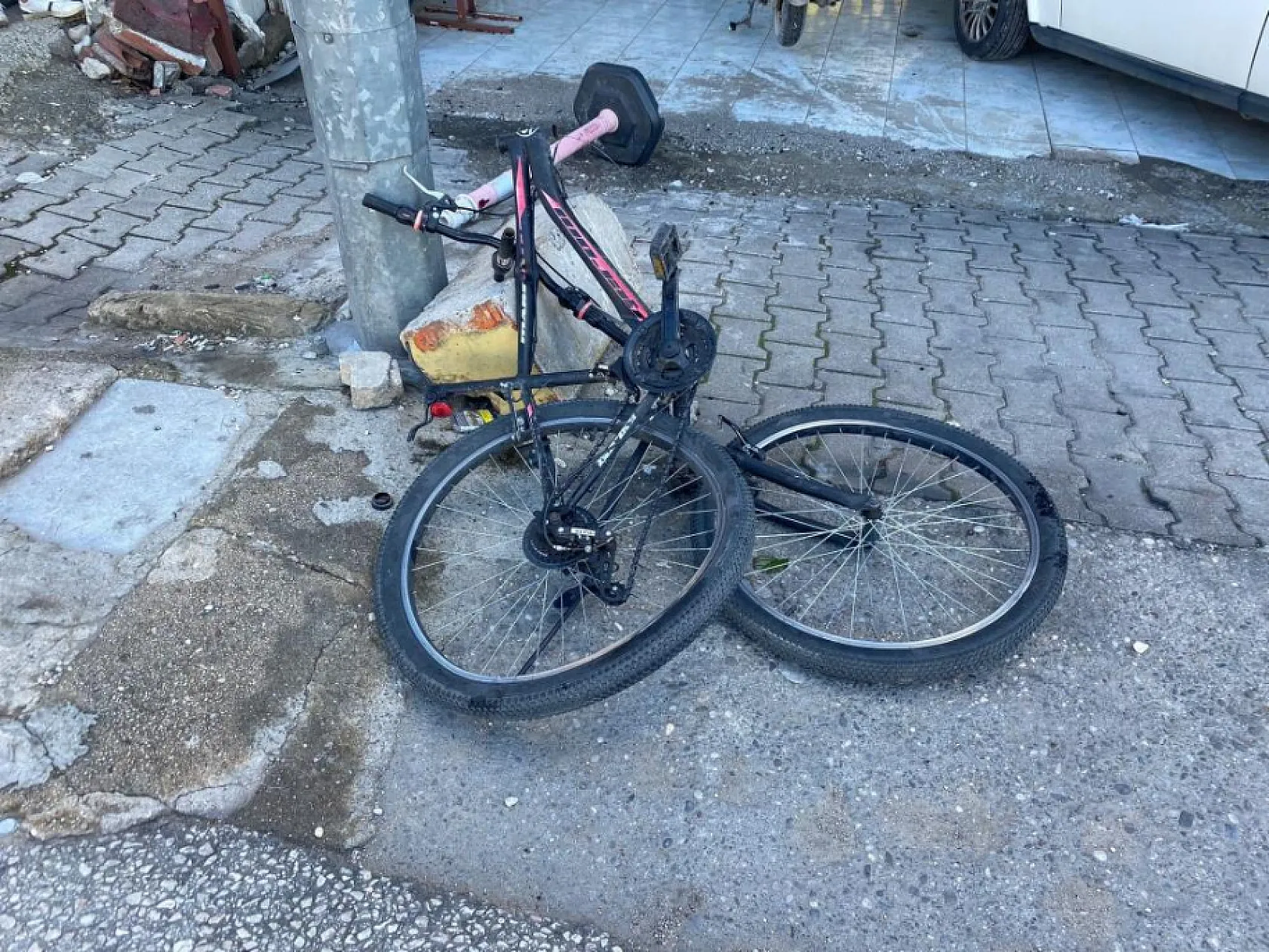 Yolun karşısına geçmeye çalışırken otomobil çarpıp metrelerce sürükledi