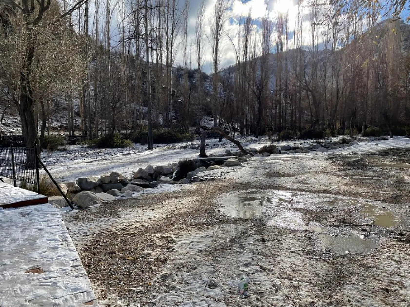Karla kaplanan Bezirgan Şelalesi ziyaretçilerini hayran bıraktı