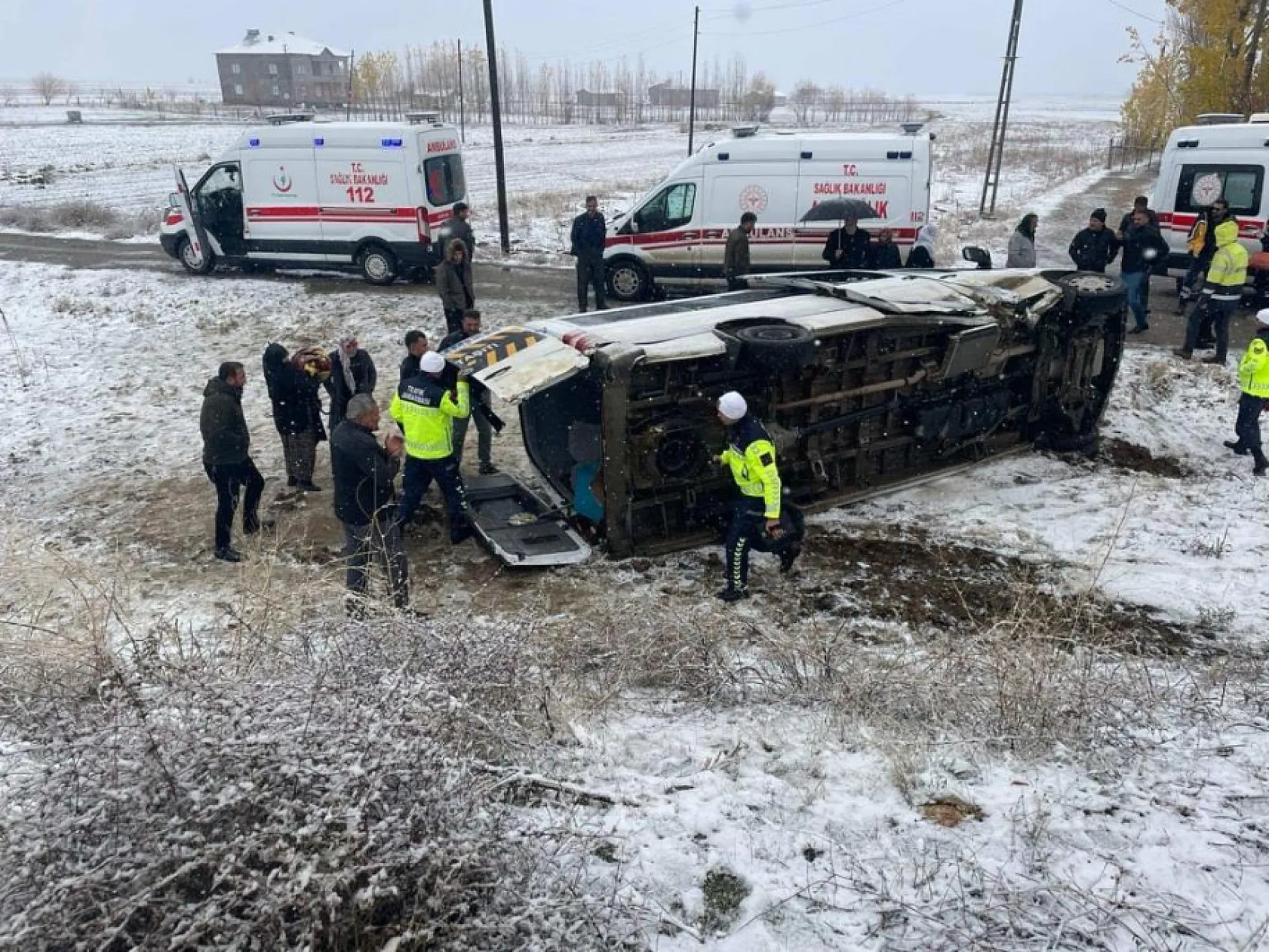 Servis minibüsü devrildi: Sürücü ile 15 öğretmen yaralandı