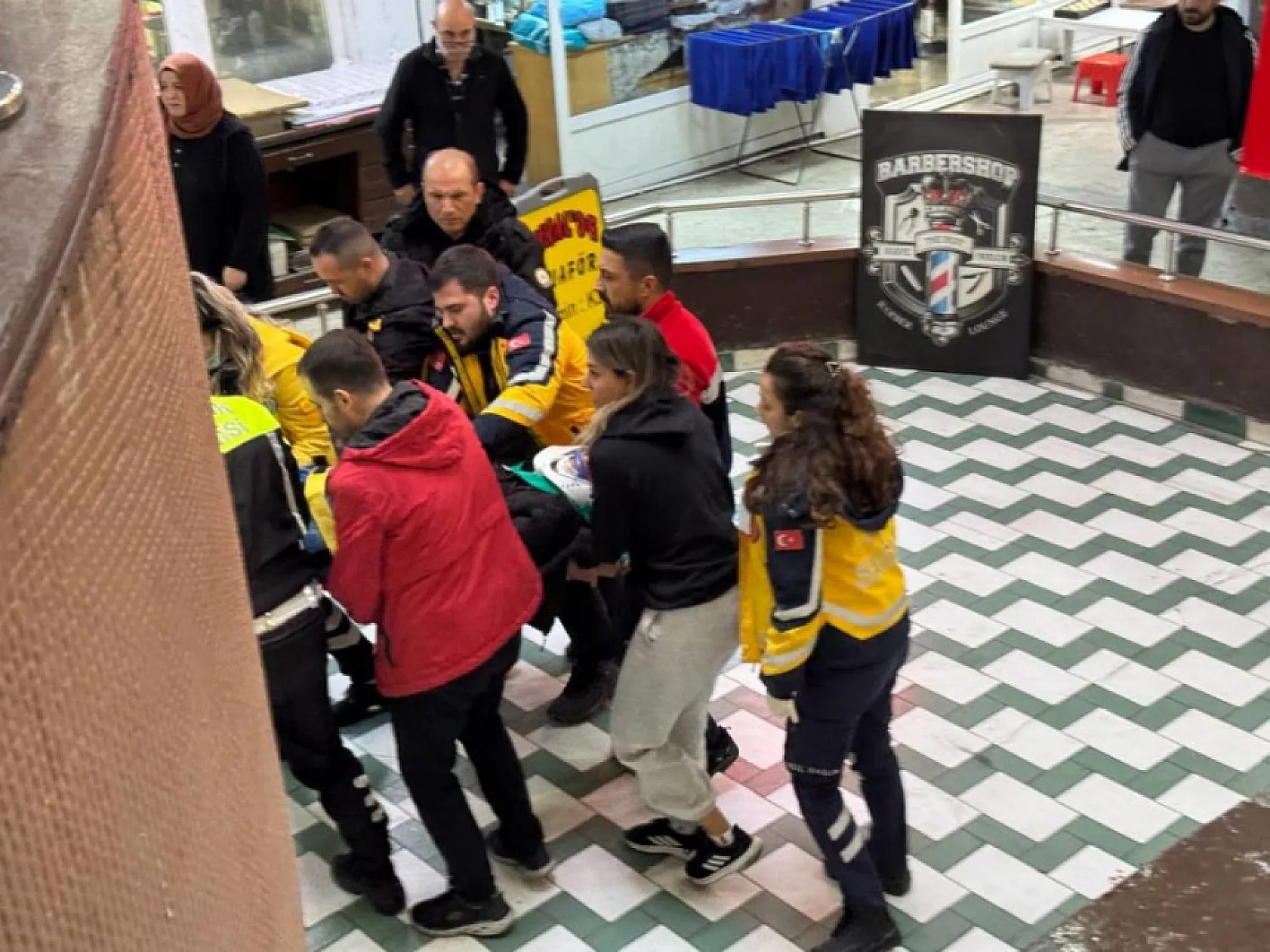 Alışveriş merkezinde kendini üçüncü kattan boşluğa bıraktı